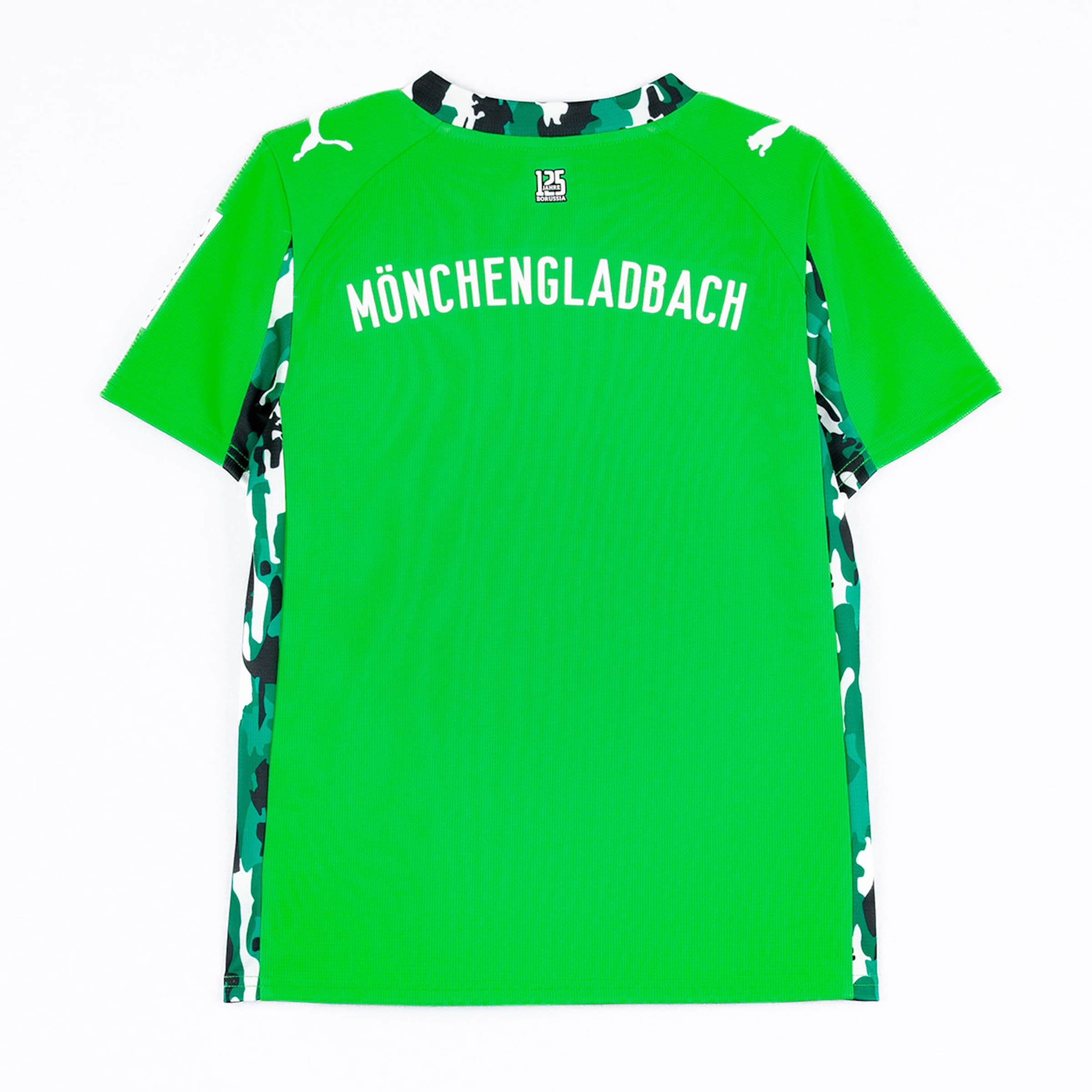 Grüne Fußballjacke mit den Worten MÖNCHENGLADBACH auf dem Rücken.