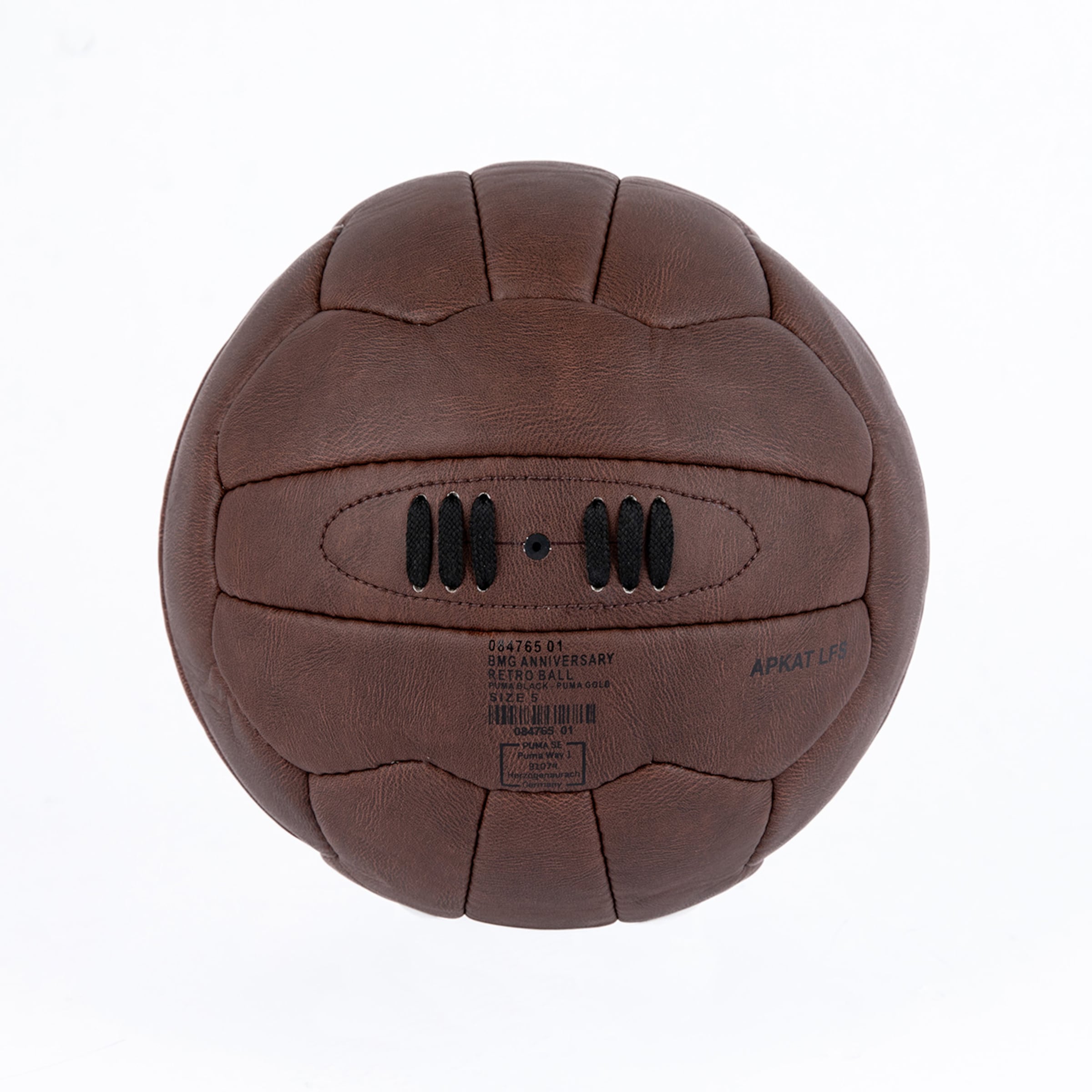 Brauner Retro-Fußball aus Leder mit Schnürung und Aufdruck „BMG Anniversary Retro Ball“ von Puma auf weißem Hintergrund.