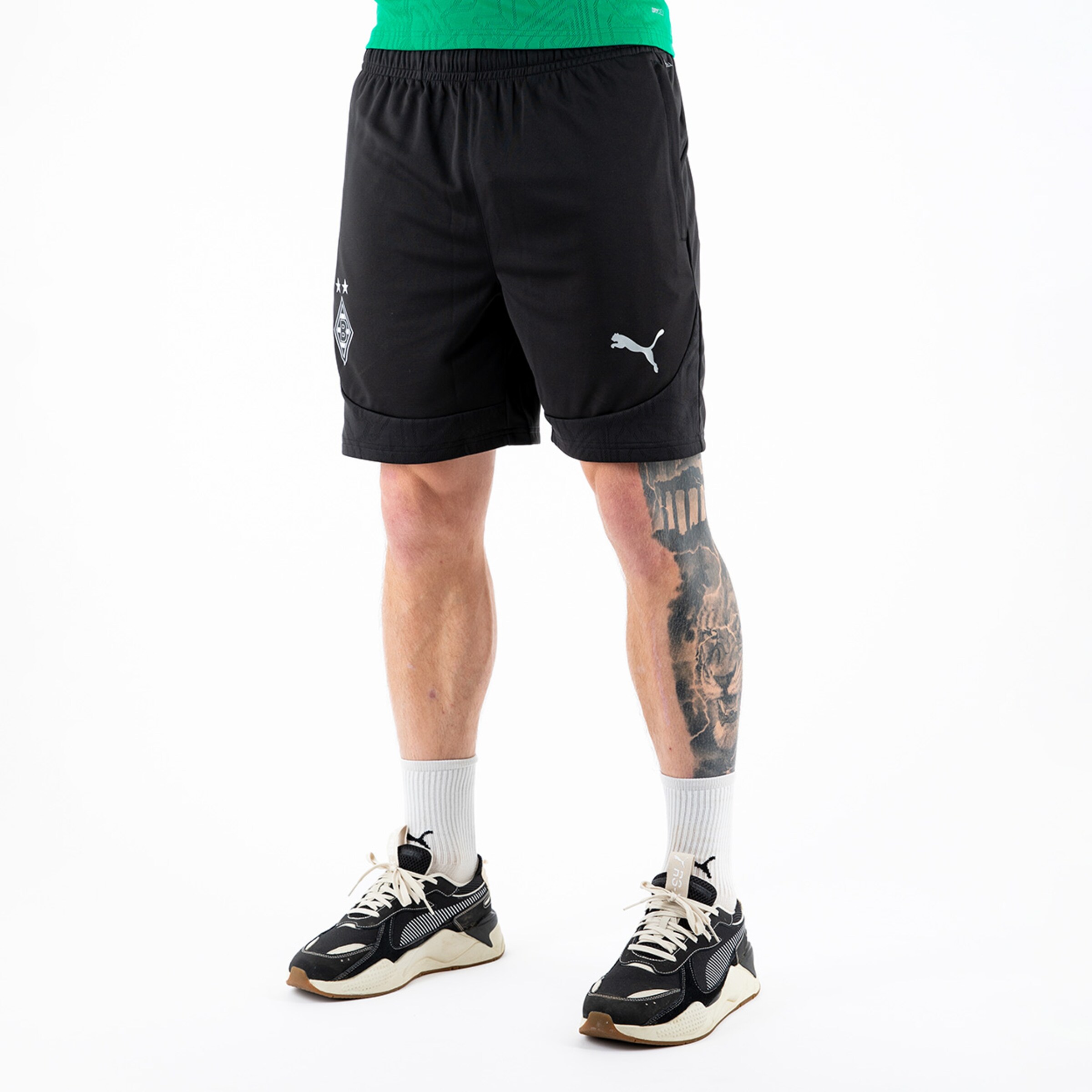 Schwarze Sportshorts von Puma mit einem Wappen der Borussia Mönchengladbach.