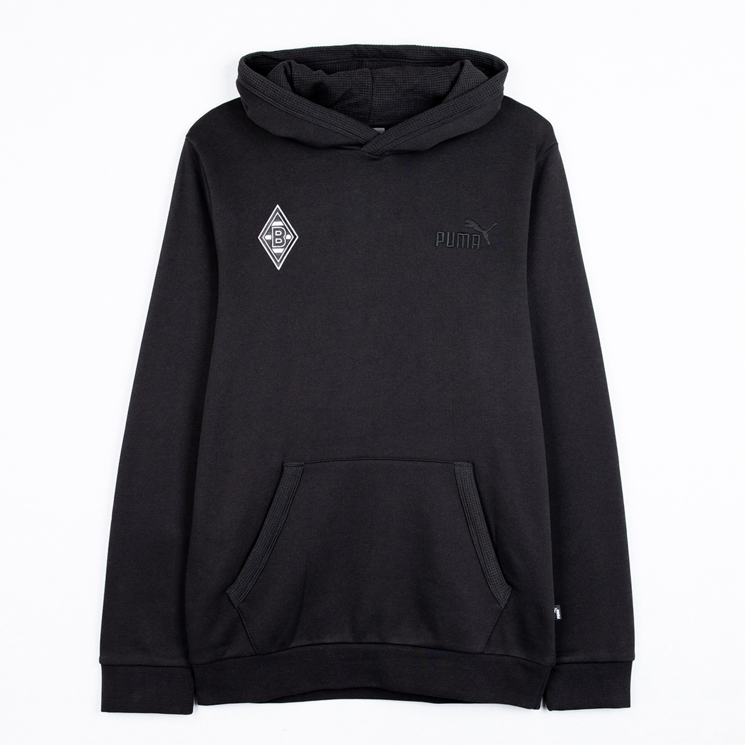 Schwarzer Puma-Hoodie mit weißem Borussia Mönchengladbach-Wappen und schwarzem Puma-Logo auf der Brust sowie Kapuze und Kängurutasche.