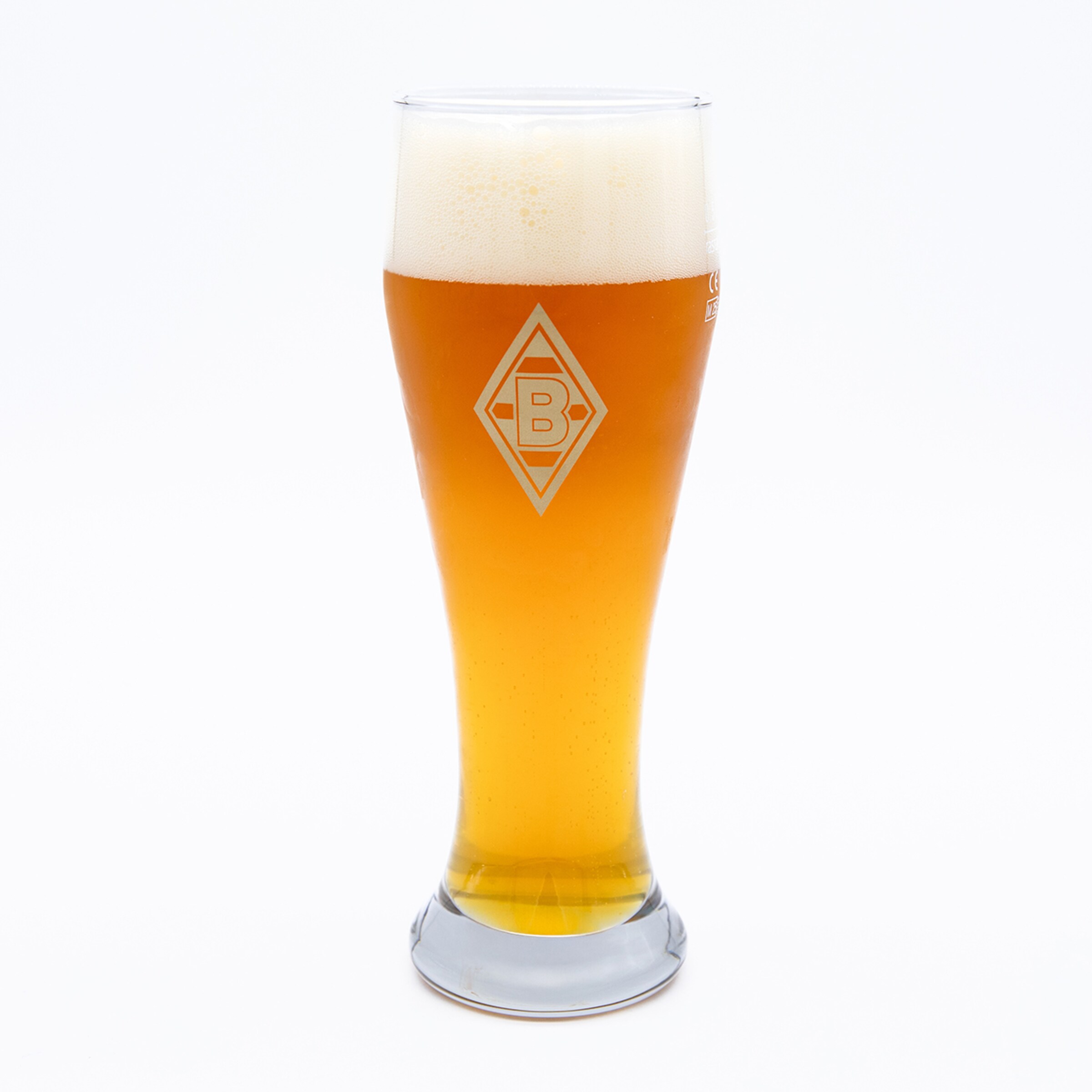 Hohes Weizenglas mit trübem, goldenem Bier, weißer Schaumkrone und dem Logo von Borussia Mönchengladbach auf weißem Hintergrund.