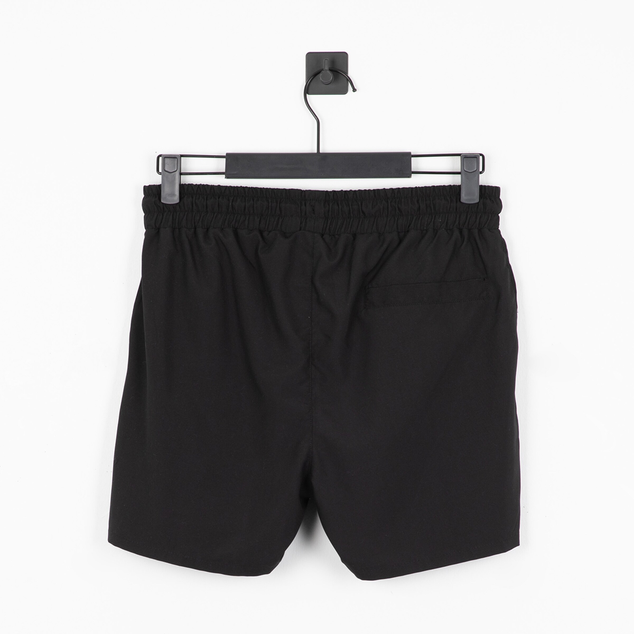 Schwarze Shorts mit elastischem Bund und einer hinteren Tasche.