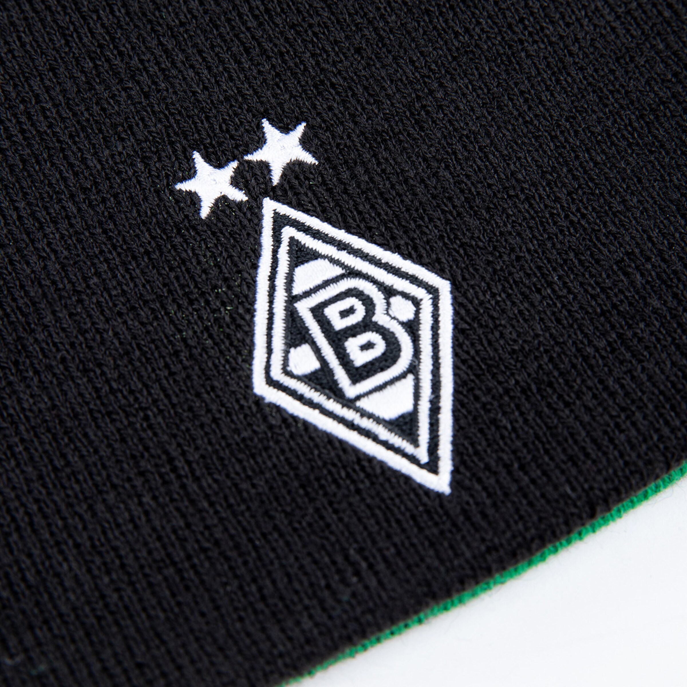 Schwarze Mütze mit gesticktem Logo von Borussia Mönchengladbach und zwei Sternen.