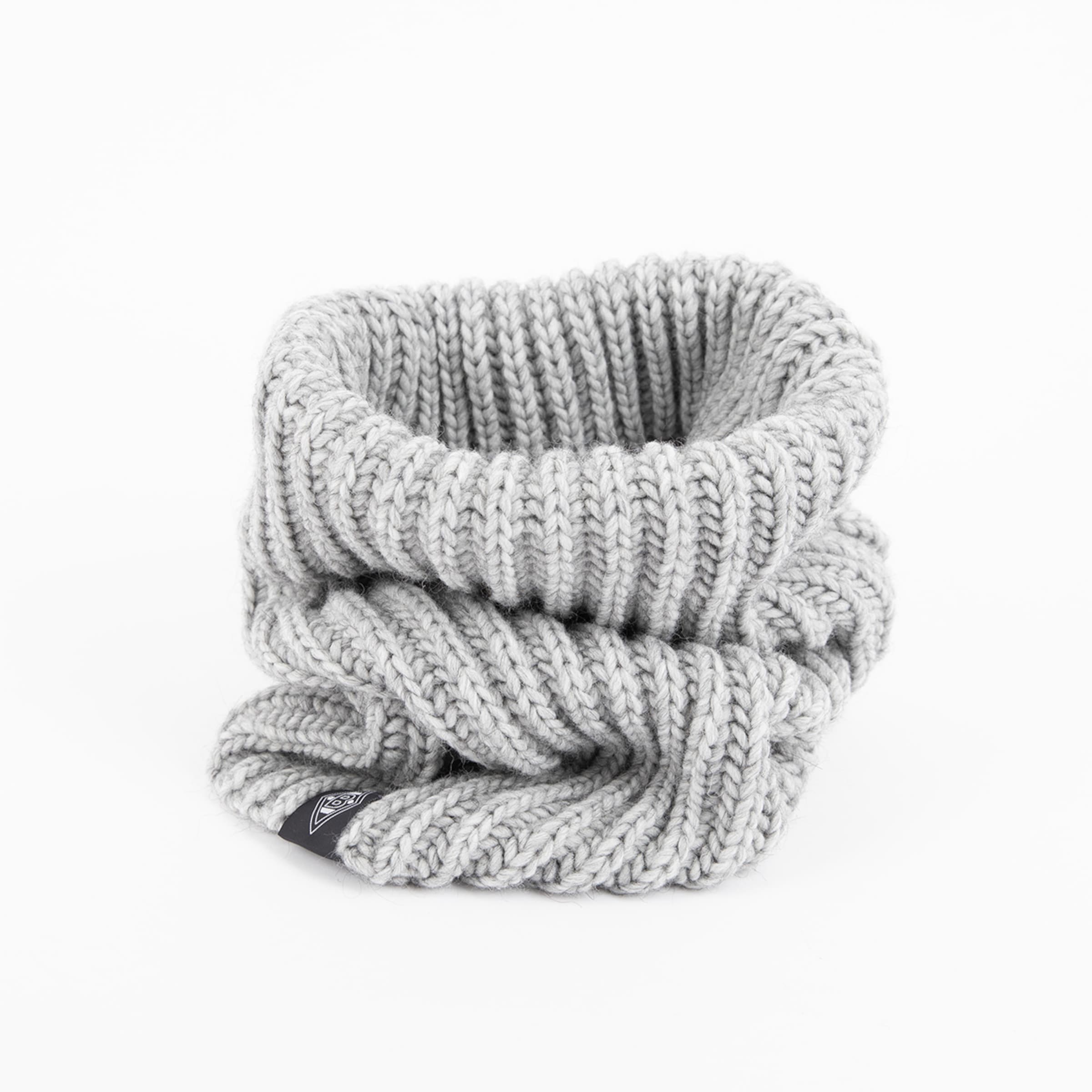 Grauer gestrickter Snood aus dicker Wolle mit einem Logo-Etikett.