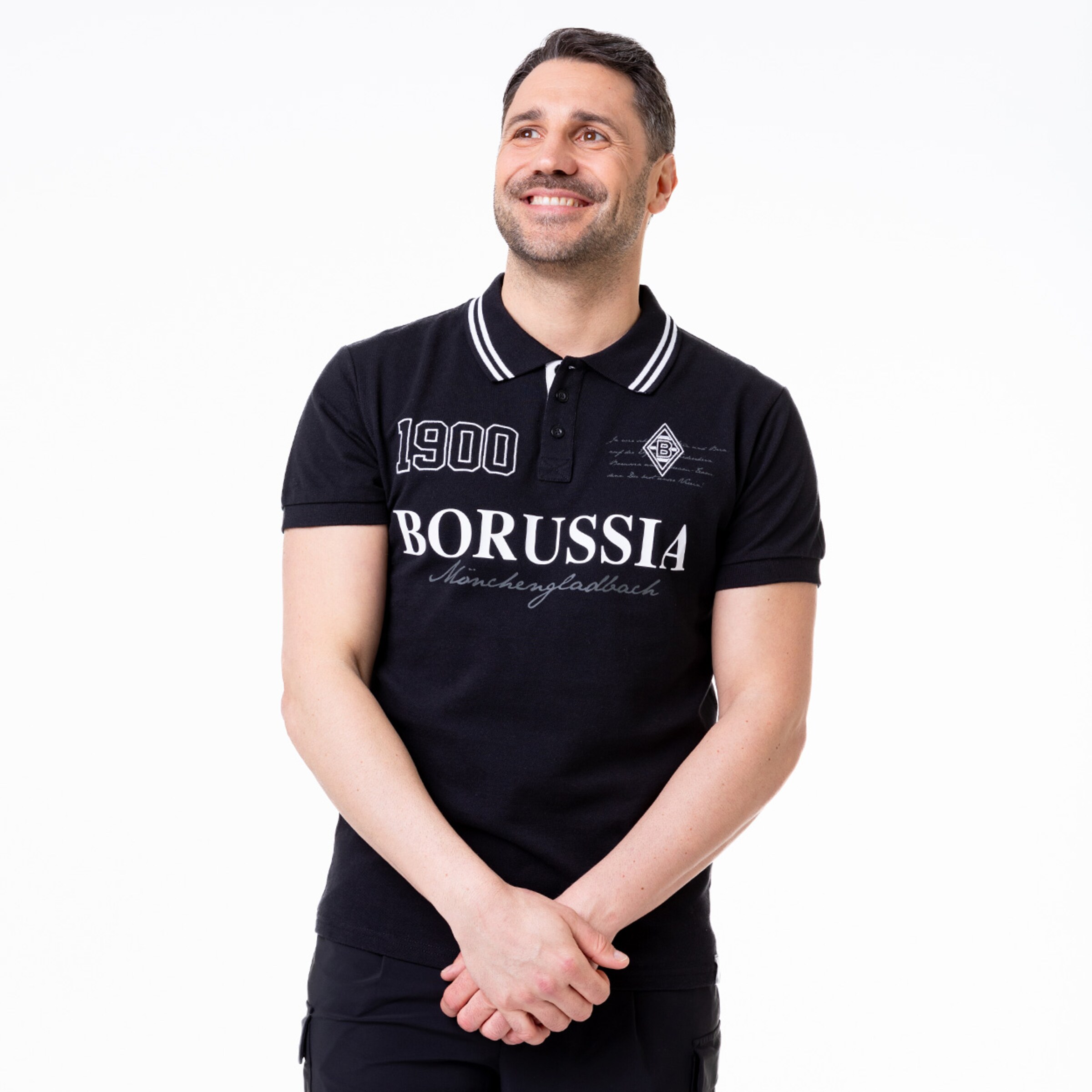 Mann in schwarzem Polo-Shirt mit Borussia Mönchengladbach-Logo und Schriftzug.