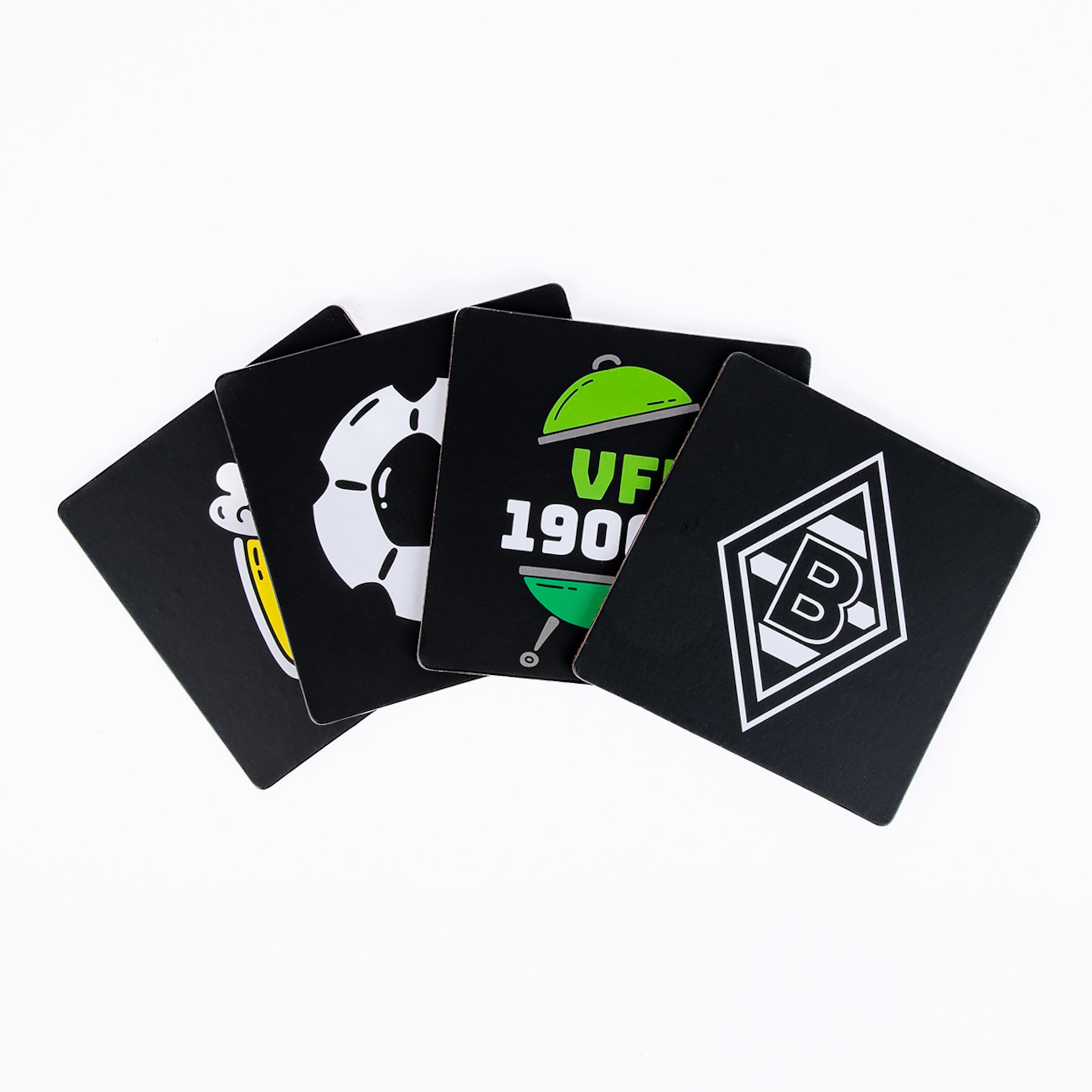 Vier schwarze Untersetzer mit Fanmotiven wie dem Gladbach-Logo, Fußball und Grill, fächerförmig auf weißem Grund angeordnet.