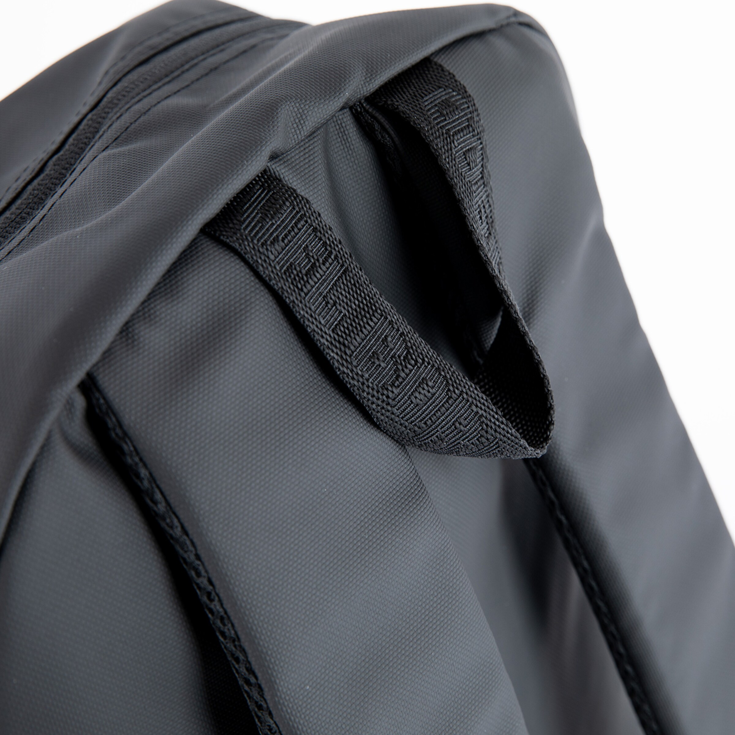 Nahaufnahme eines schwarzen Rucksacks mit einem Tragegriff.