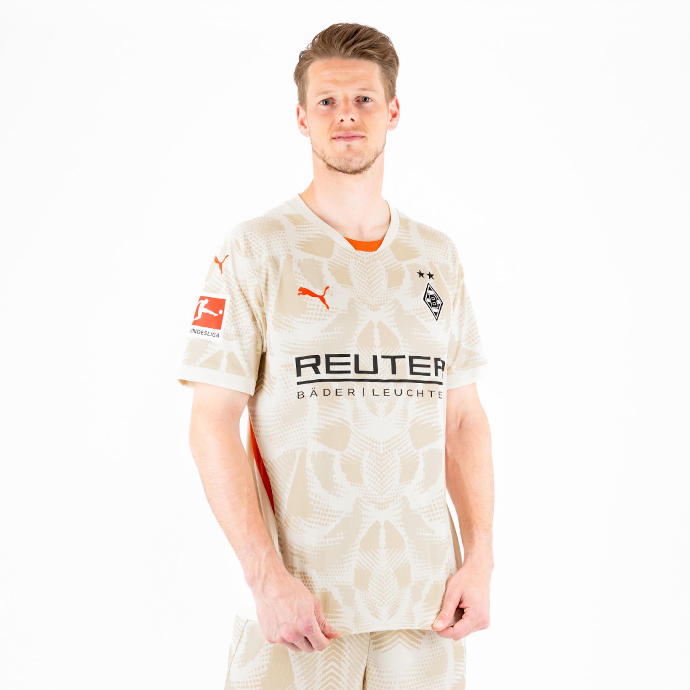 Spieler von Borussia Mönchengladbach trägt das neue Trikot in heller Farbe mit Logo und Sponsorenaufschrift.