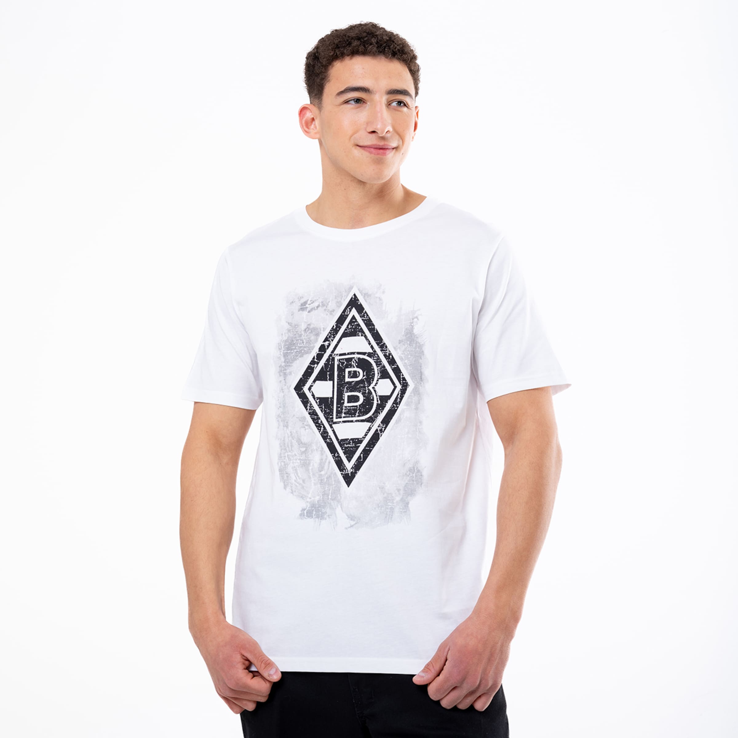 Mann trägt ein weißes T-Shirt mit dem Borussia Mönchengladbach Logo.
