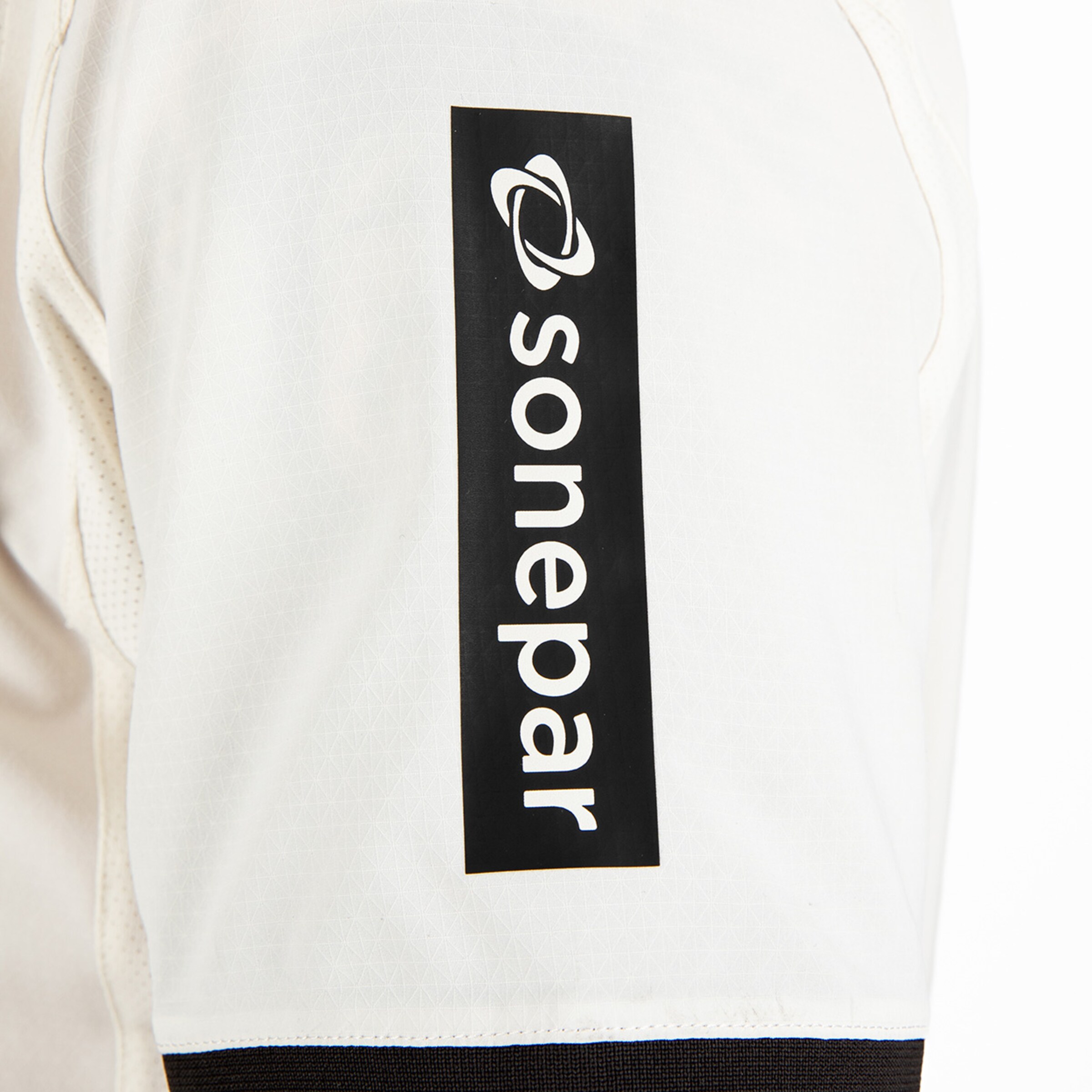 Logo der Firma Sonepar auf einem weißen Trikot.