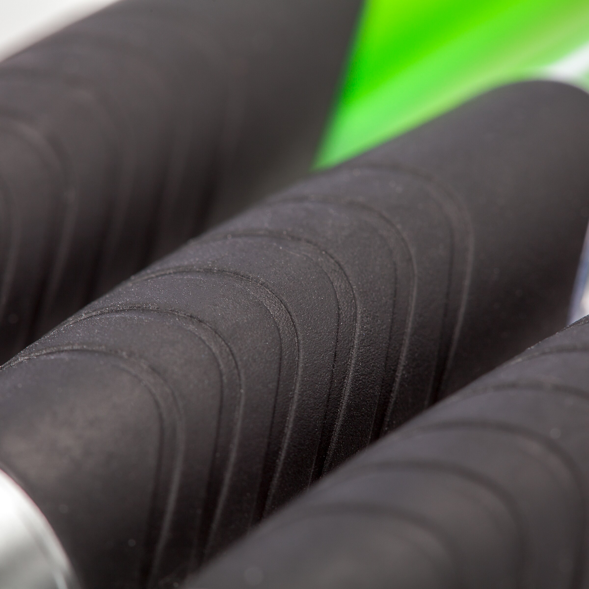 Nahaufnahme von Sportgeräten mit rutschfesten Griffen in Schwarz.