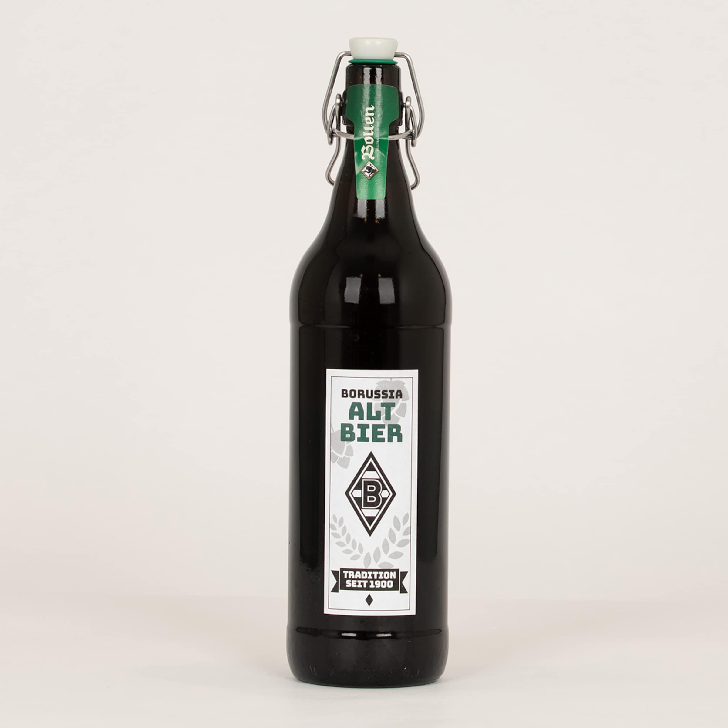 Eine Flasche Bolten Borussia Altbier mit Bügelverschluss und dem Logo von Borussia Mönchengladbach vor weißem Hintergrund.
