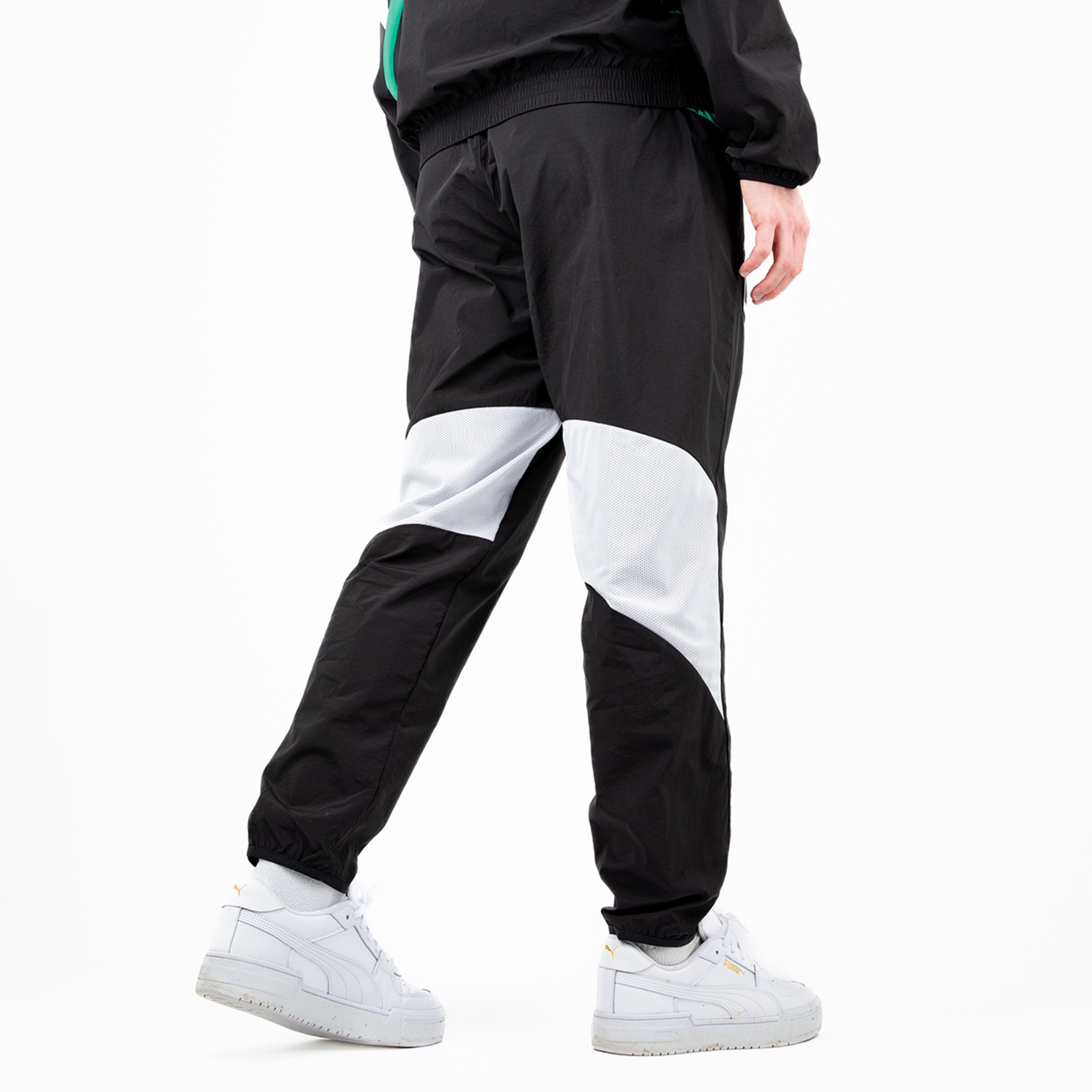 Schwarze Jogginghose mit weißen Einsätzen aus der Rückansicht.