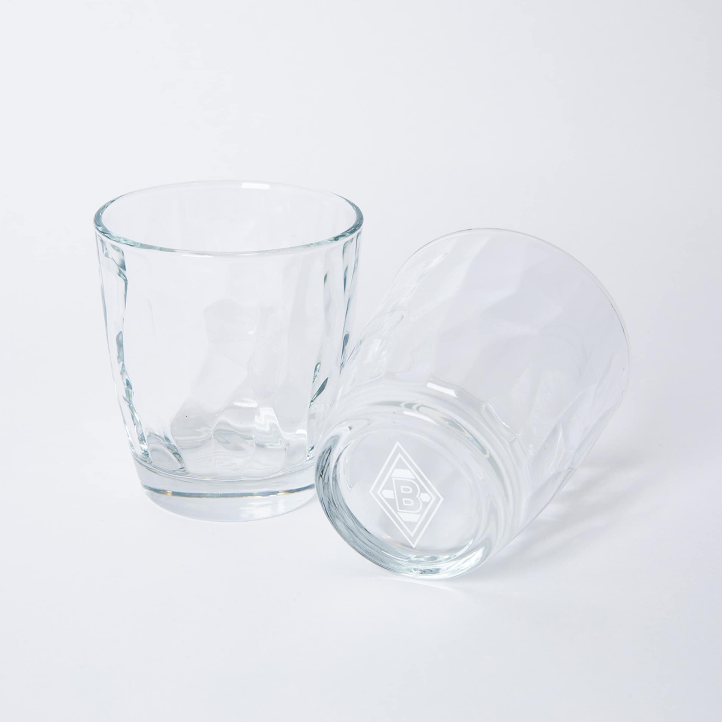 Zwei klare Gläser eines aufrecht und das andere umgedreht mit einem Logo unten.