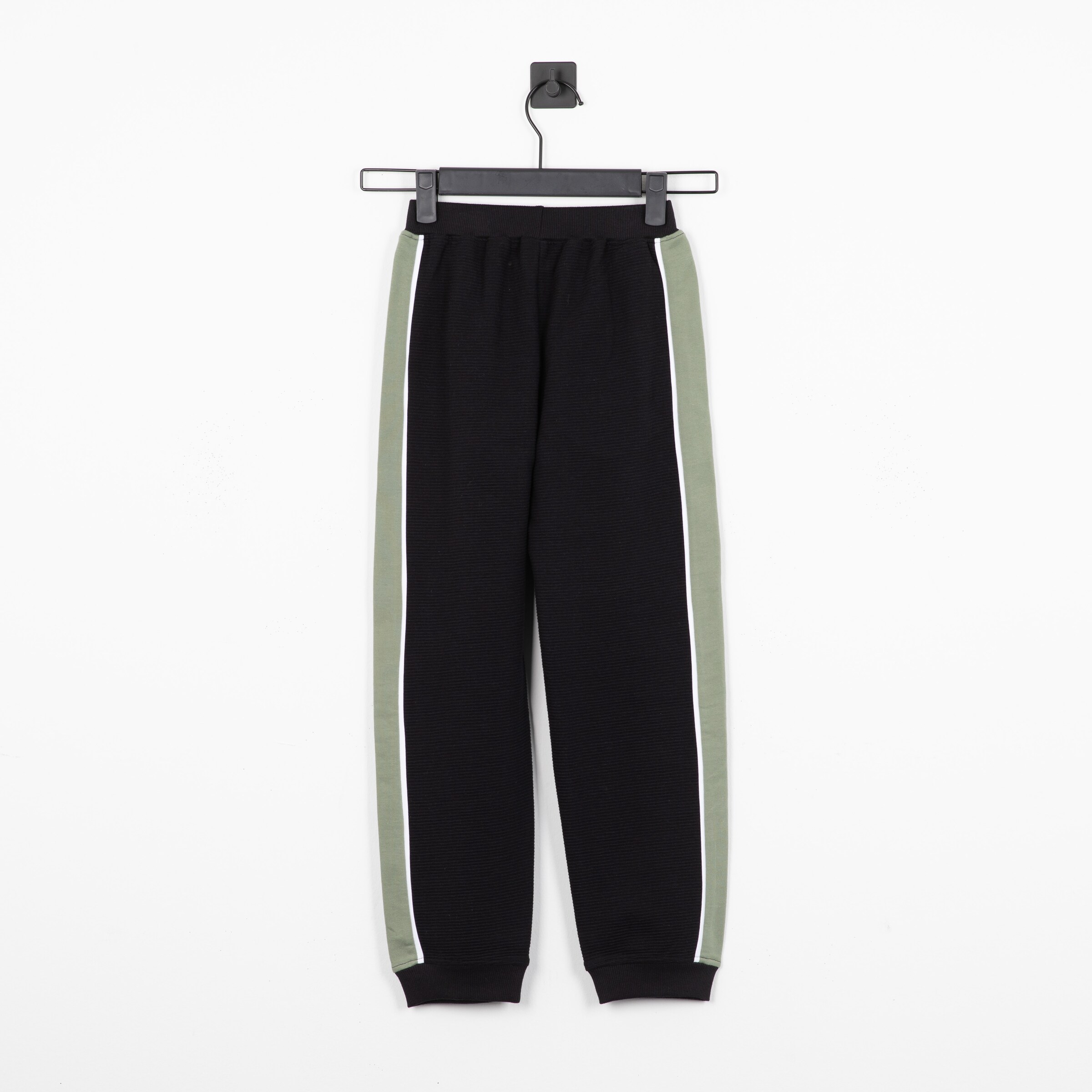 Schwarze Jogginghose mit grauen Streifen an den Seiten