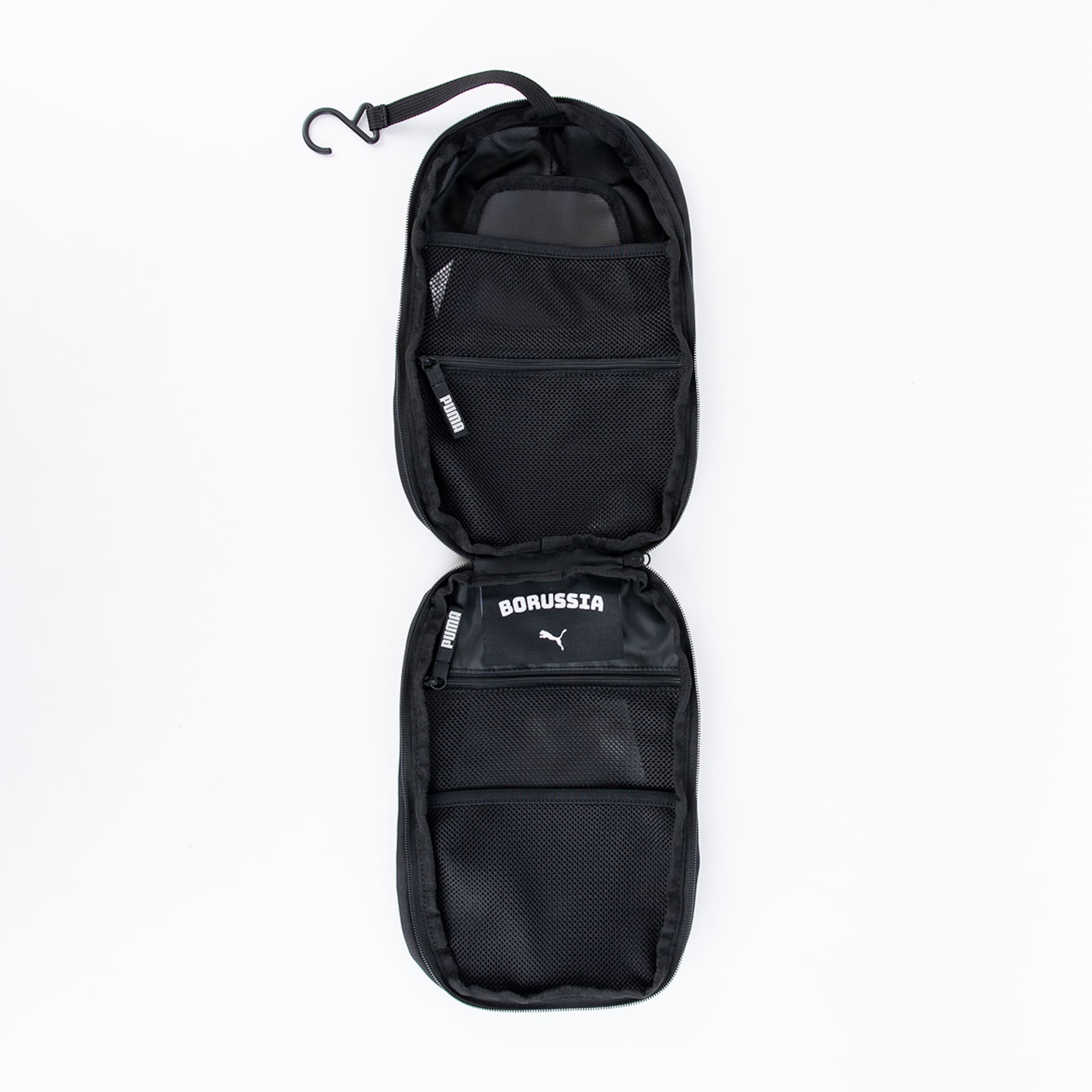 Schwarze Sporttasche mit Netzfächern beschriftet mit Borussia und dem Puma-Logo.