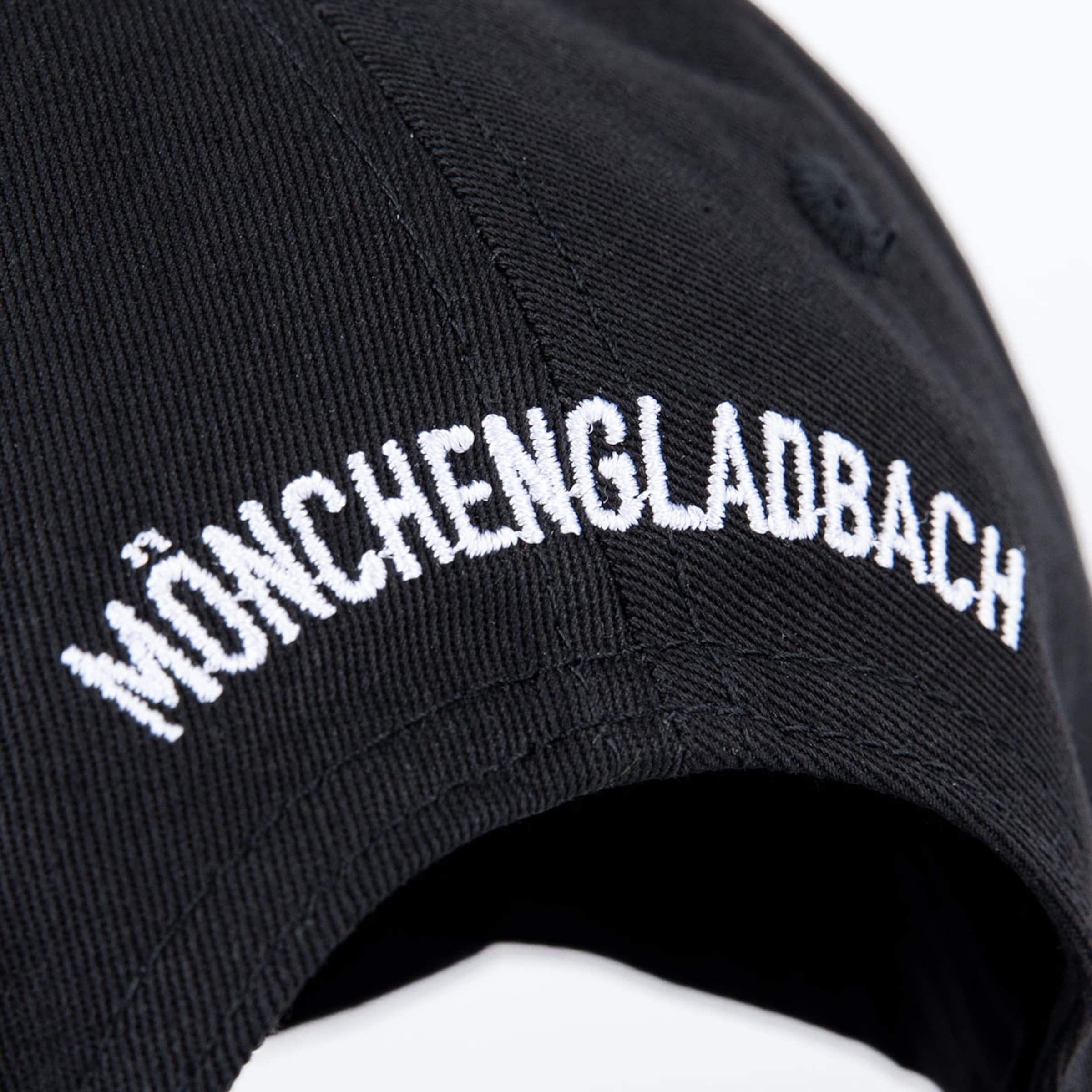 Schwarz mit weißem Schriftzug Mönchengladbach auf einer Baseballkappe.