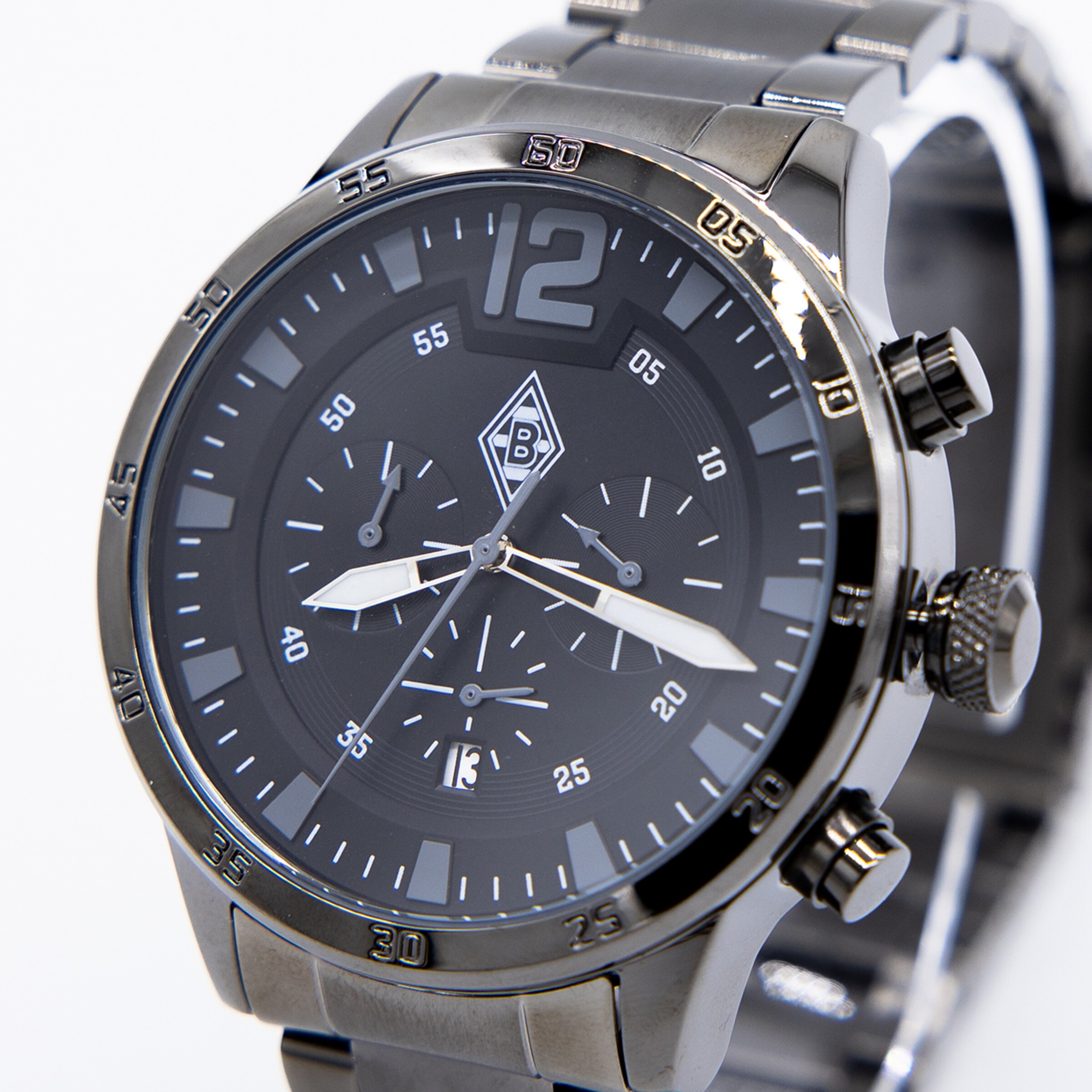 Schwarzer Metall-Chronograph mit Borussia Mönchengladbach Logo, drei Hilfszifferblättern, Datumsfenster und weißen Leuchtzeigern auf schwarzem Grund.