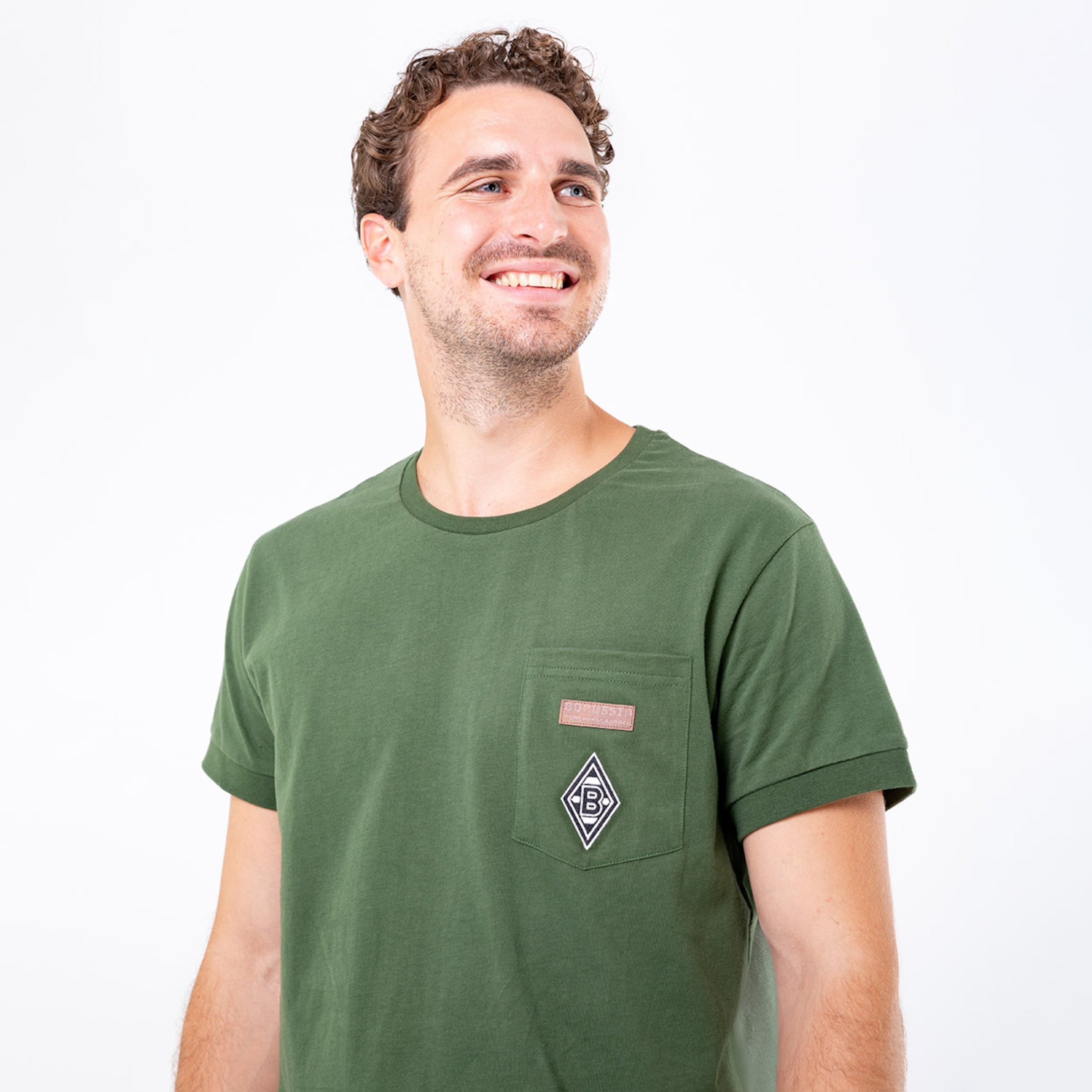 Mann in grünem T-Shirt mit einer Brusttasche und Borussia Mönchengladbach-Logo.