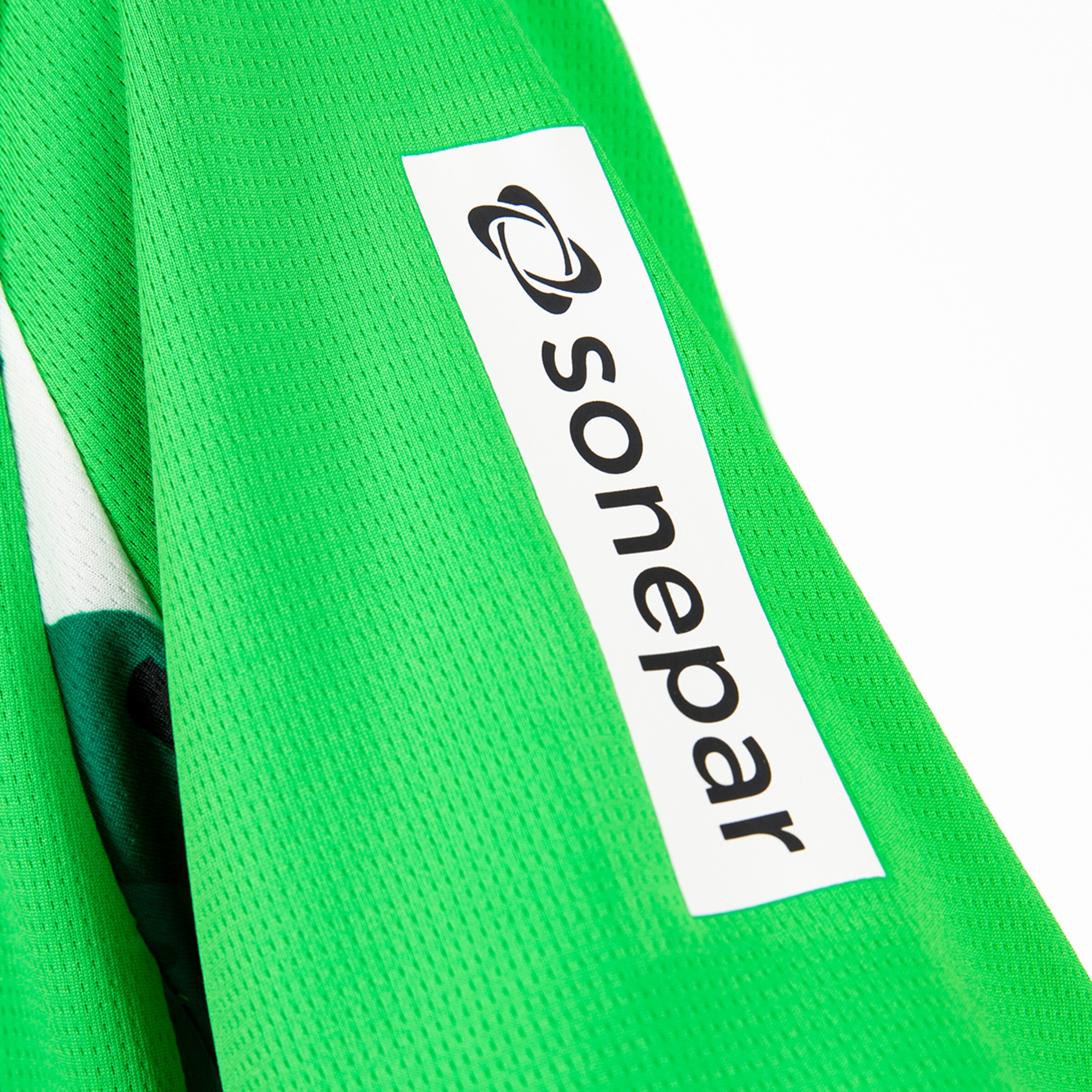 Grünes Trikot mit einem Aufkleber von Sonepar.