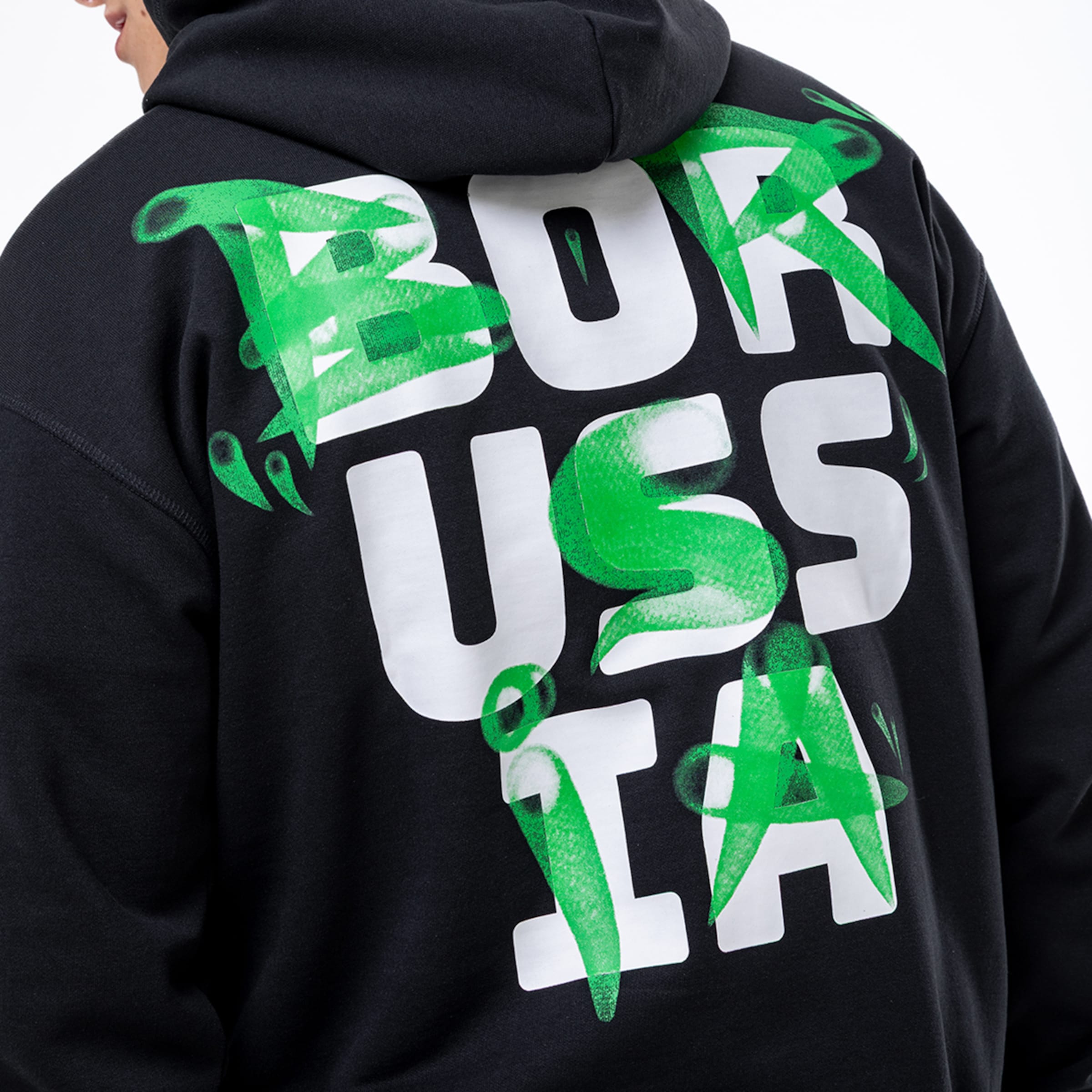Rückansicht eines schwarzen Hoodies mit weißem "BORUSSIA"-Schriftzug und grünen Graffiti-Pinselstrichen.