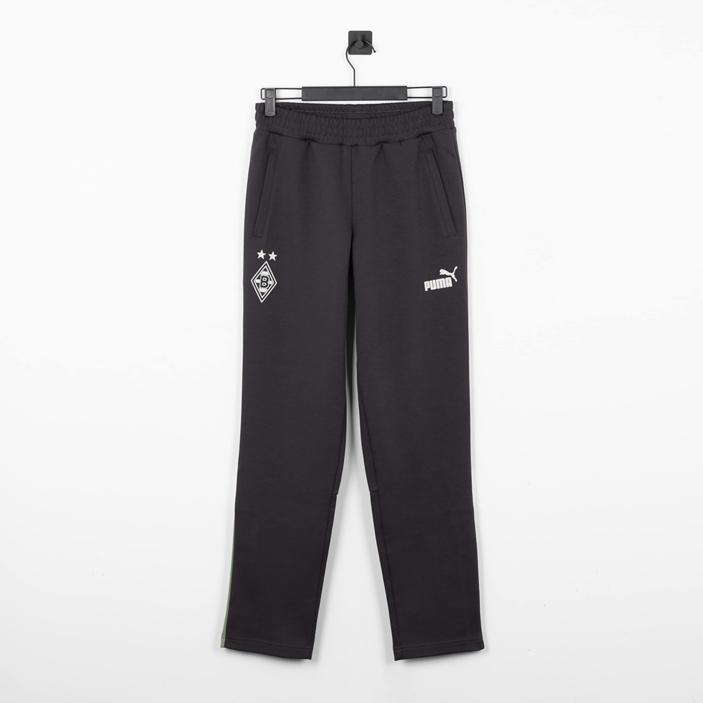 Schwarze Puma Jogginghose mit Borussia Mönchengladbach Wappen, zwei Sternen und Puma-Logo, hängend vor weißem Hintergrund.