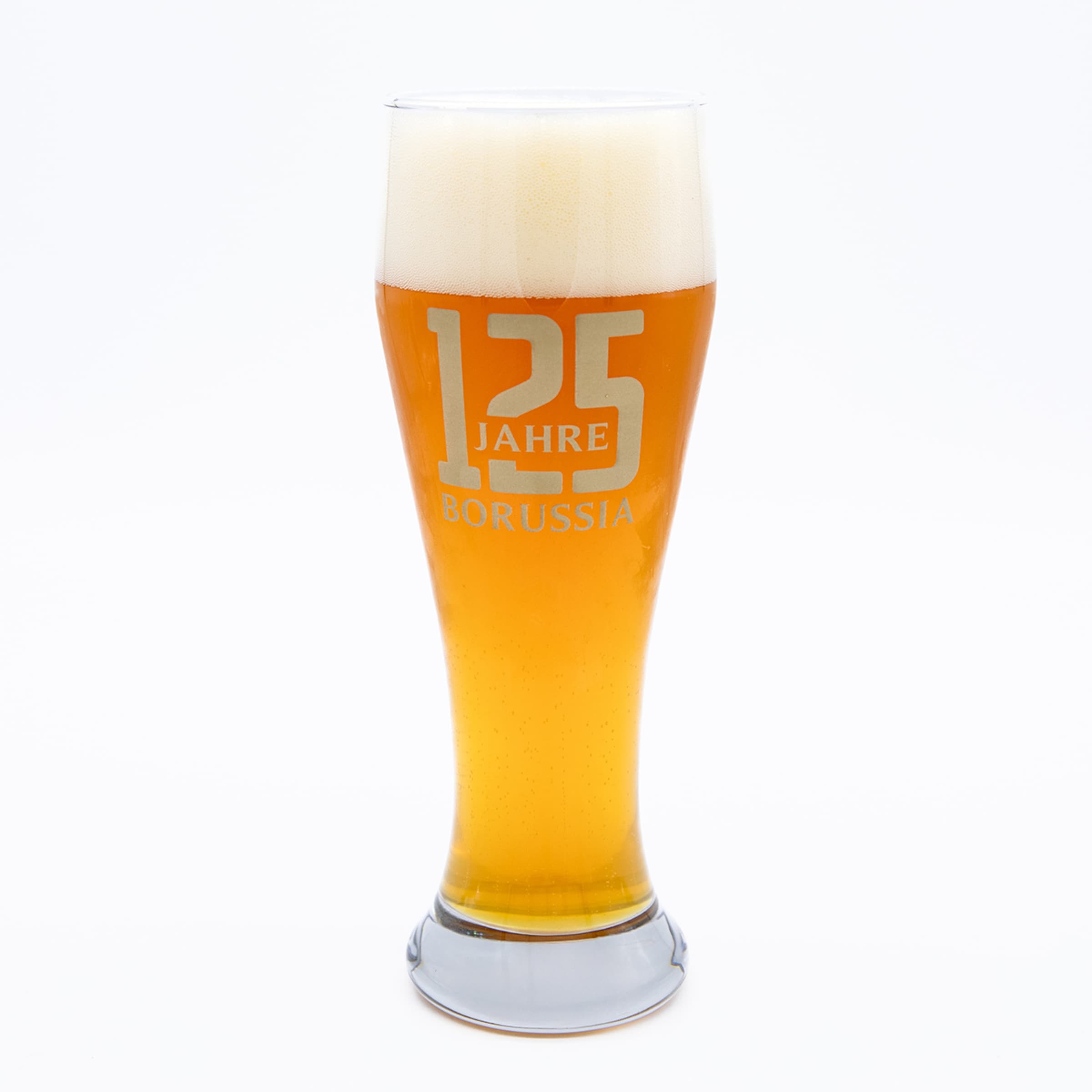 Gefülltes Bierglas mit Schaumkrone und dem Logo „125 JAHRE BORUSSIA“, freigestellt auf weißem Hintergrund.