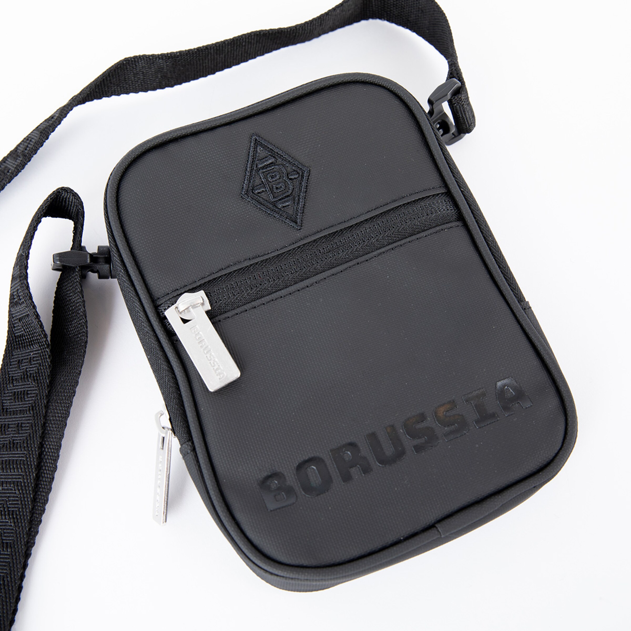 Schwarze Umhängetasche mit dem Aufdruck BORUSSIA und dem Logo des Vereins.