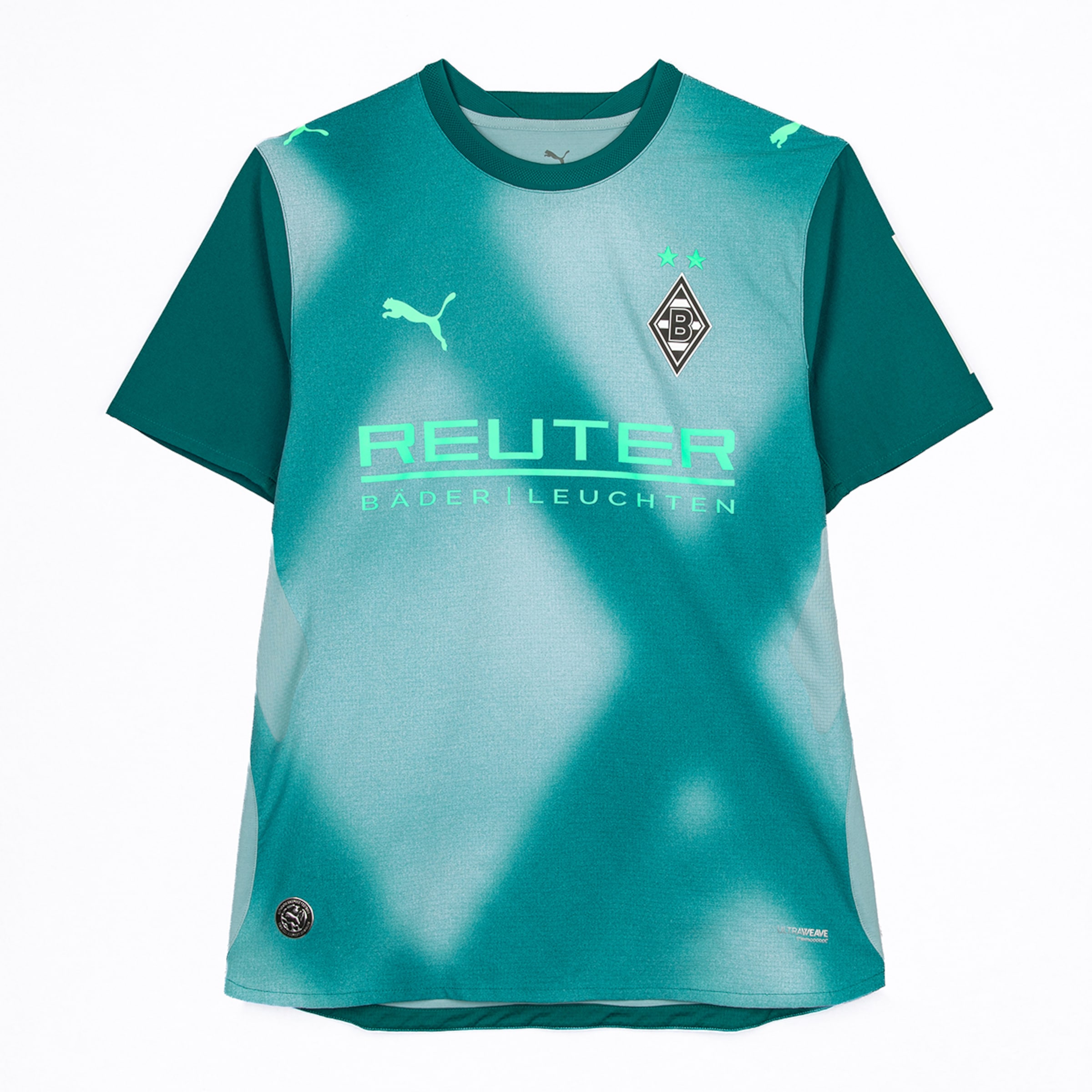 Türkis-dunkelgrünes Puma Borussia Mönchengladbach Fußballtrikot mit Farbverlauf. Es zeigt das Vereinswappen mit zwei Sternen, das Puma-Logo und den Sponsor 'REUTER'.