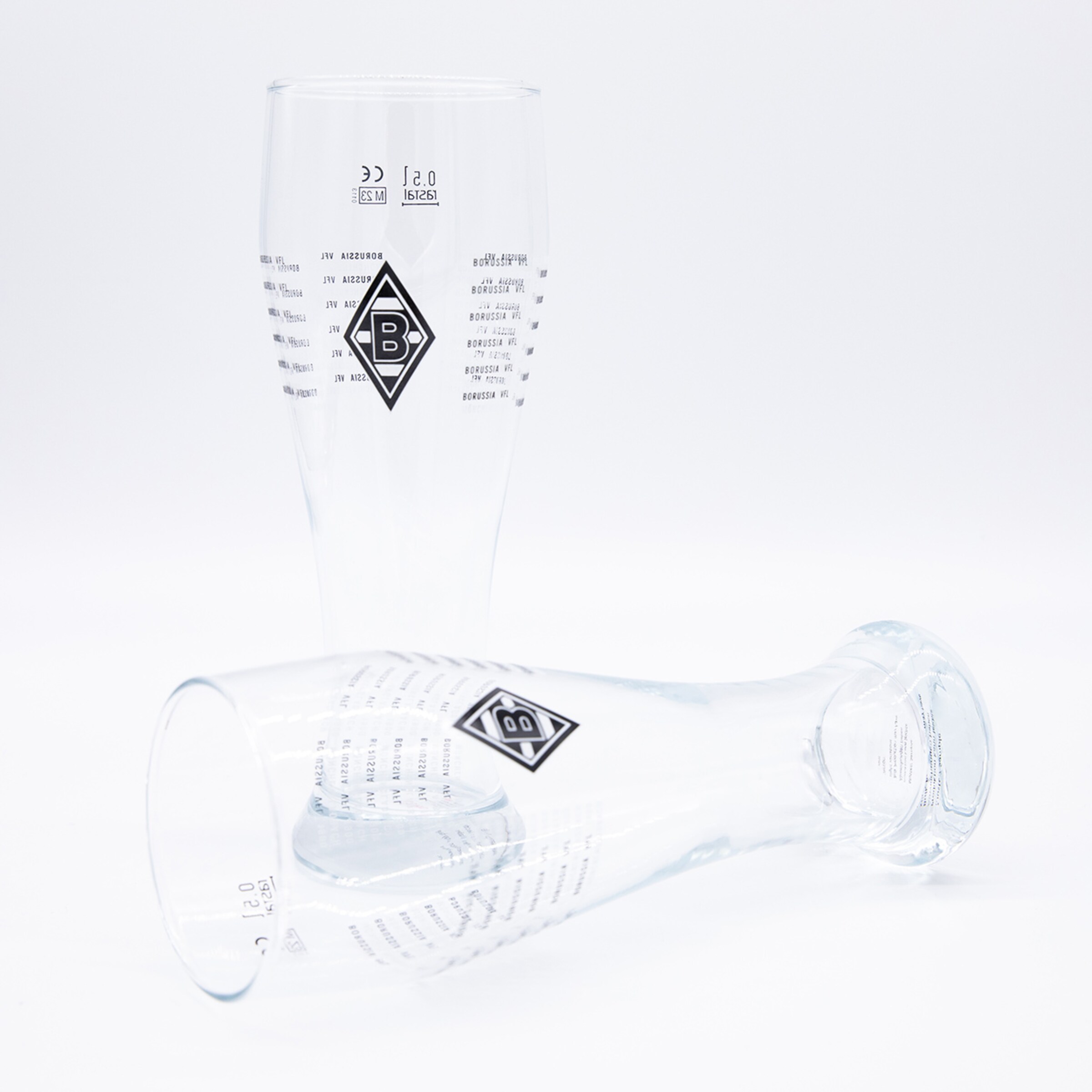 Zwei transparente Biergläser mit dem Borussia Mönchengladbach Logo.