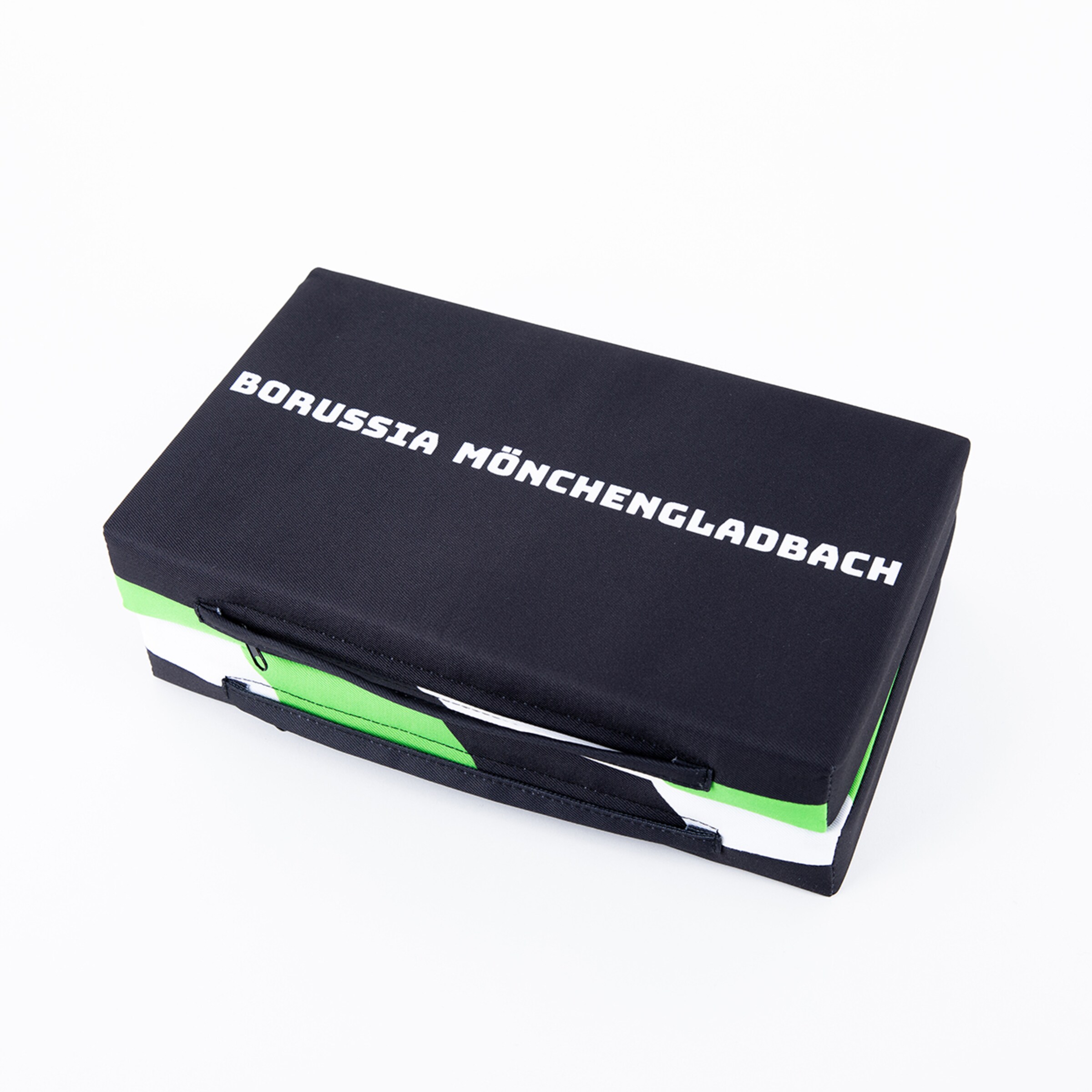 Schwarze Box mit dem Schriftzug Borussia Mönchengladbach in Weiß und grünen Designelementen.