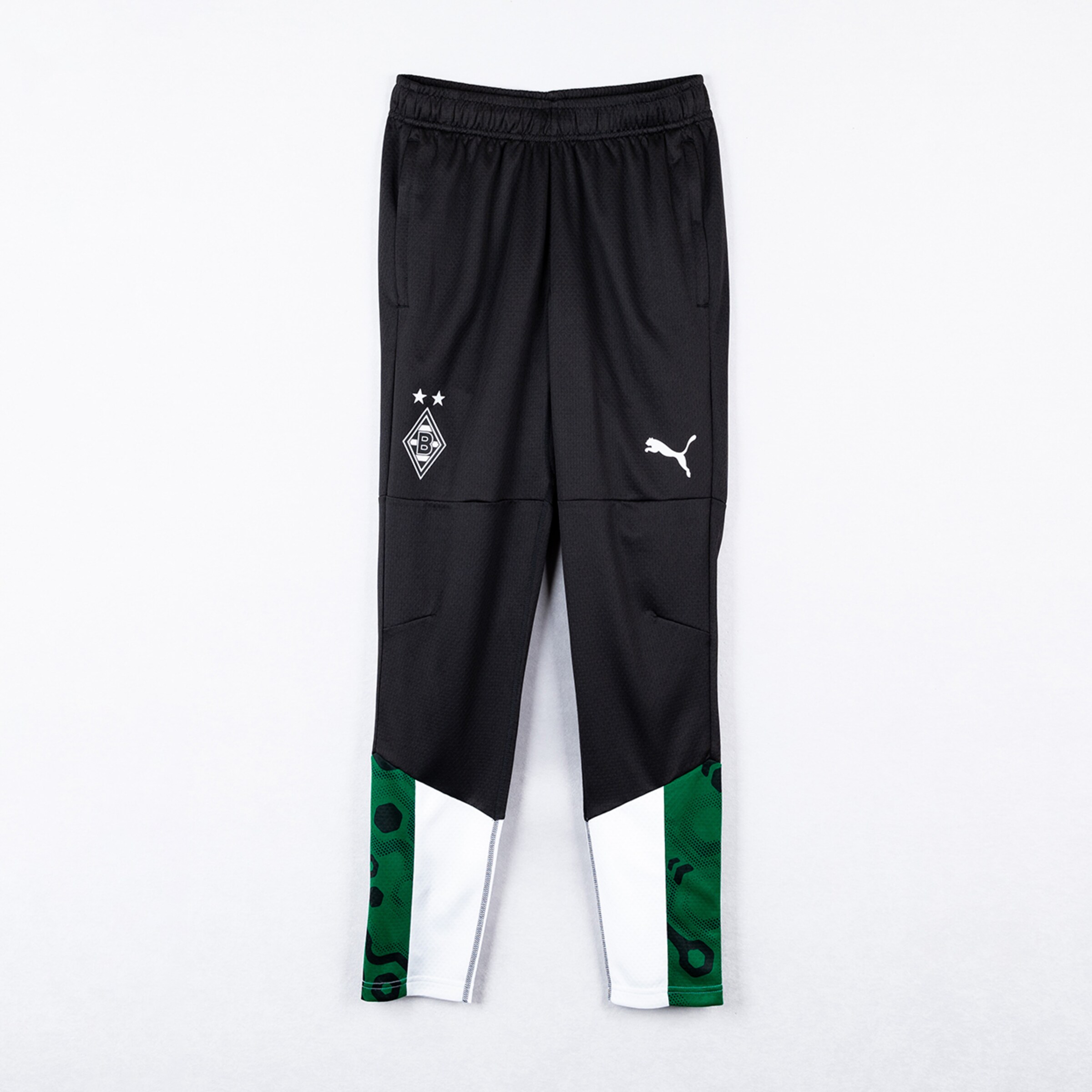 Schwarze Borussia Mönchengladbach Puma Trainingshose mit Vereinswappen sowie grün-weißen Mustern an den Beinenden vor weißem Hintergrund.