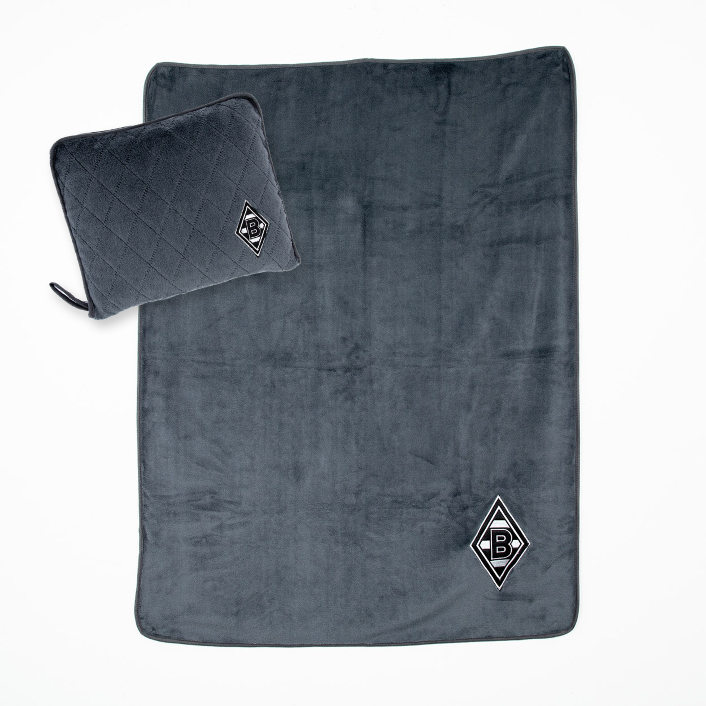 Grau gefütterte Decke mit Logo von Borussia Mönchengladbach und einem passenden Kissen.