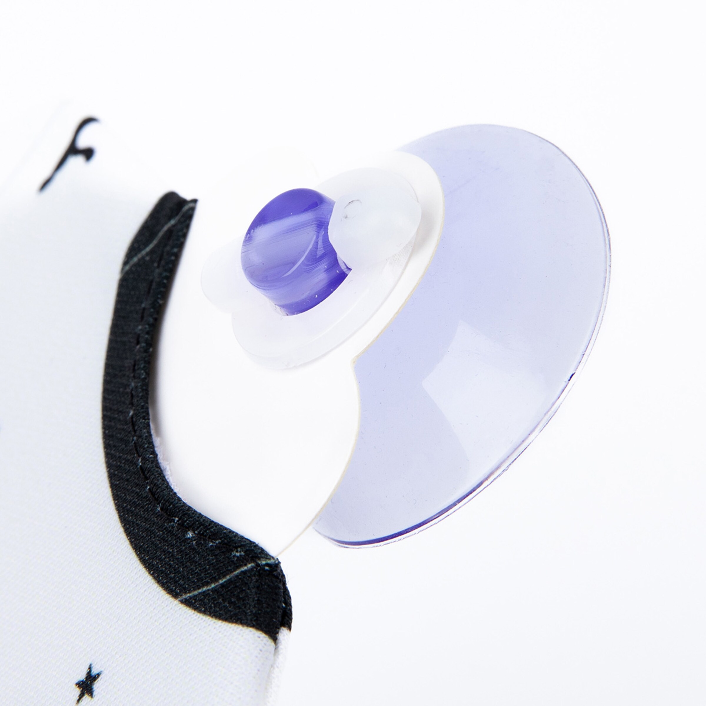 Details eines T-Shirts mit einem Saugnapf-Verschluss.