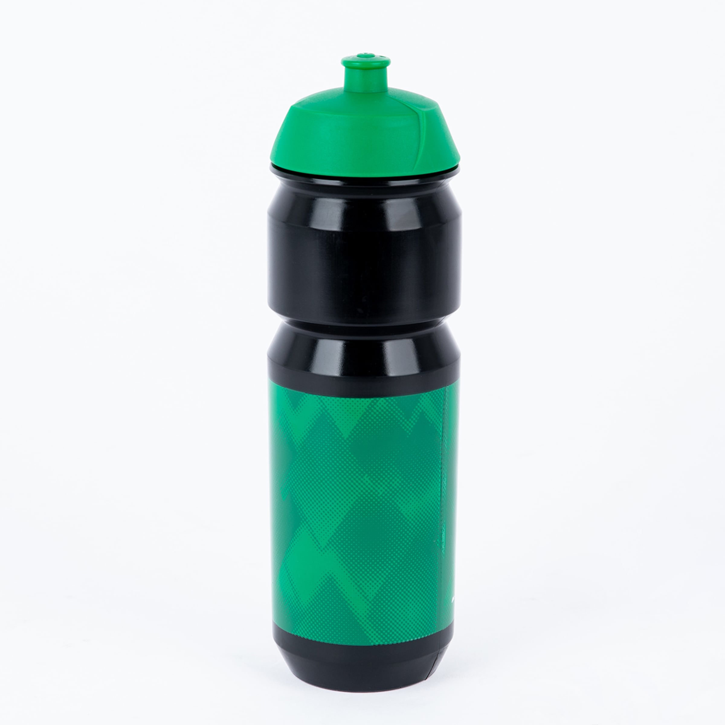 Eine schwarz-grüne Sport-Trinkflasche mit gemustertem unterem Teil und grünem Mundstück, stehend auf weißem Hintergrund.