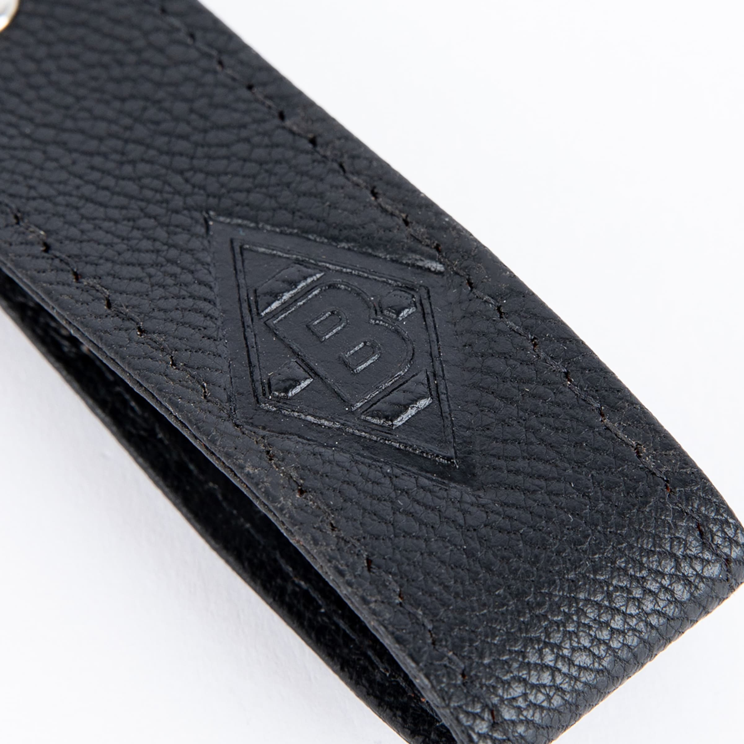 Schwarzes Schlüsselband aus Leder mit eingeprägtem Borussia Mönchengladbach-Logo.