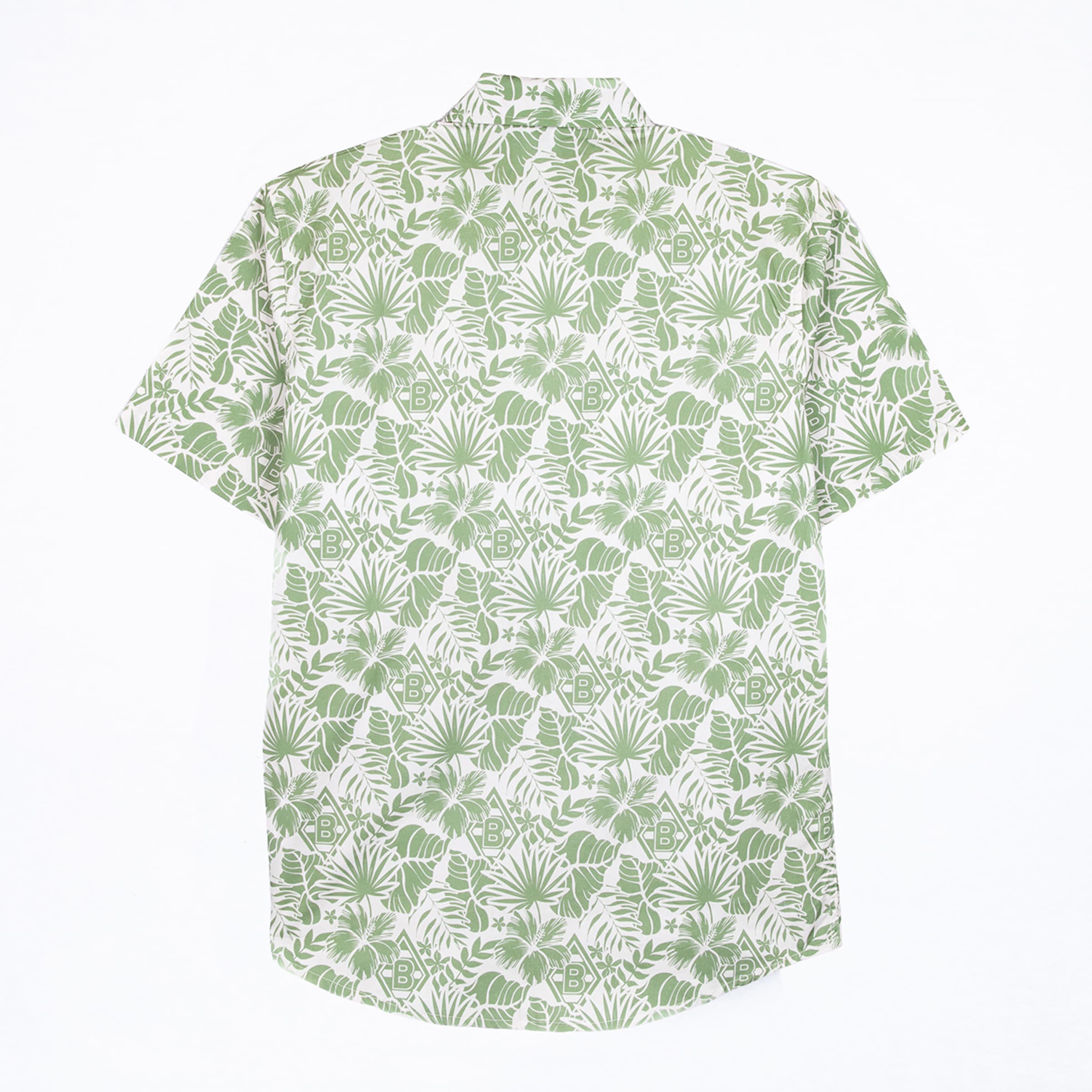 Weißes Kurzarm-Button-up-Hemd, Rückansicht. Mit einem grünen Tropenlaub- und Hibiskusblütenmuster, dezent durchsetzt mit einem wiederholenden 'B'-Logo in einem geometrischen Rahmen.