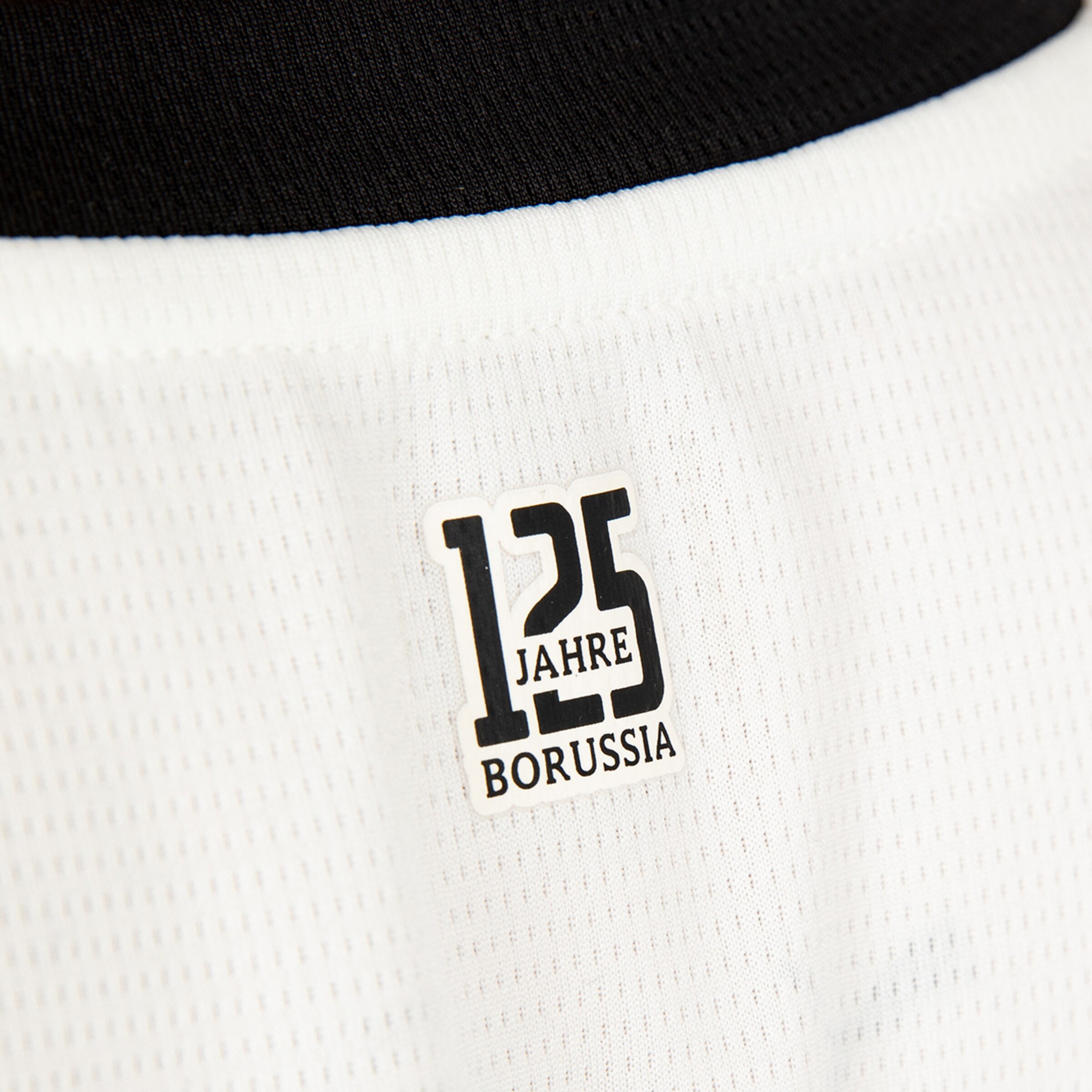 Label mit 125 Jahre Borussia auf einem weißen Trikot.