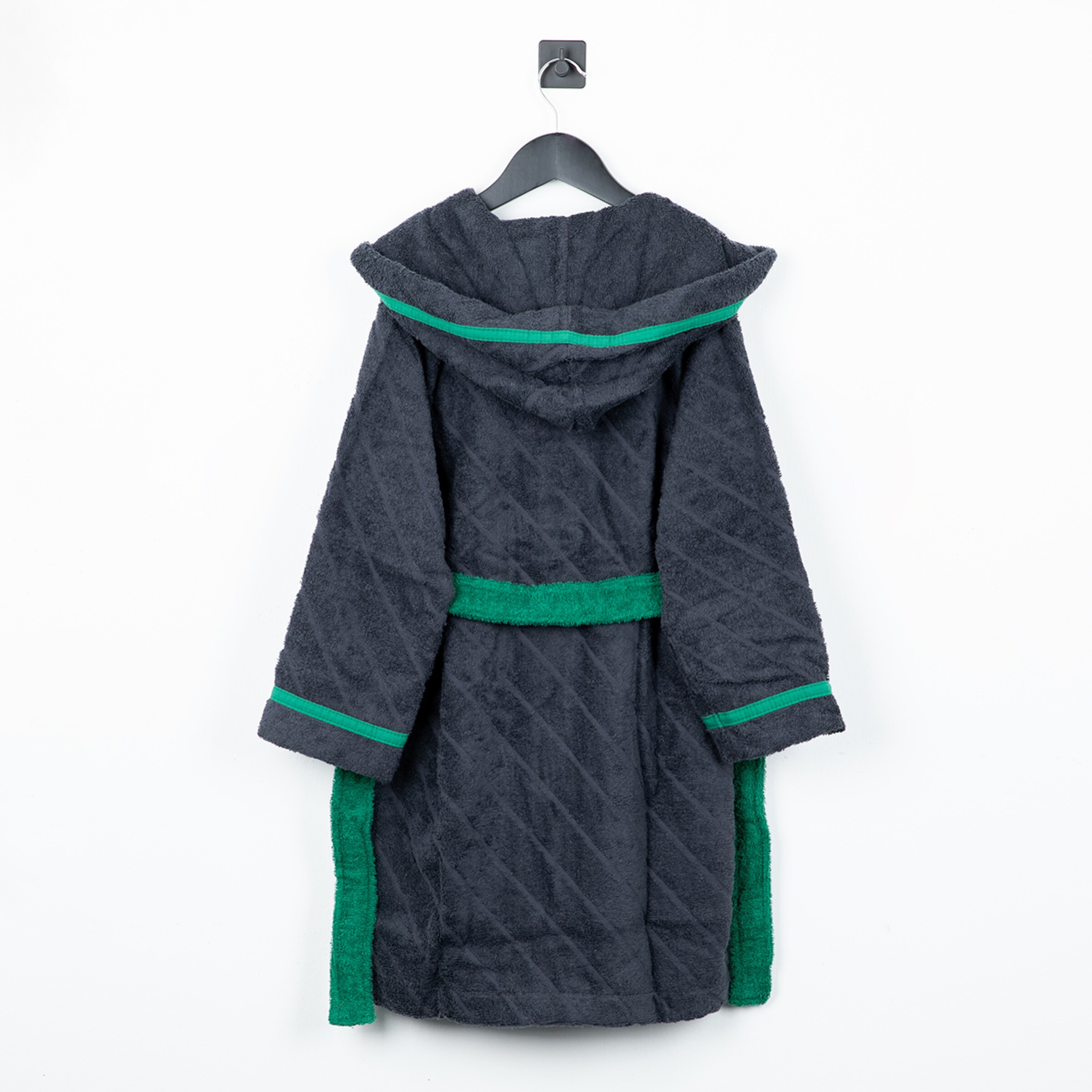 Dunkelgrauer Bademantel mit Kapuze und grünem Gürtel.