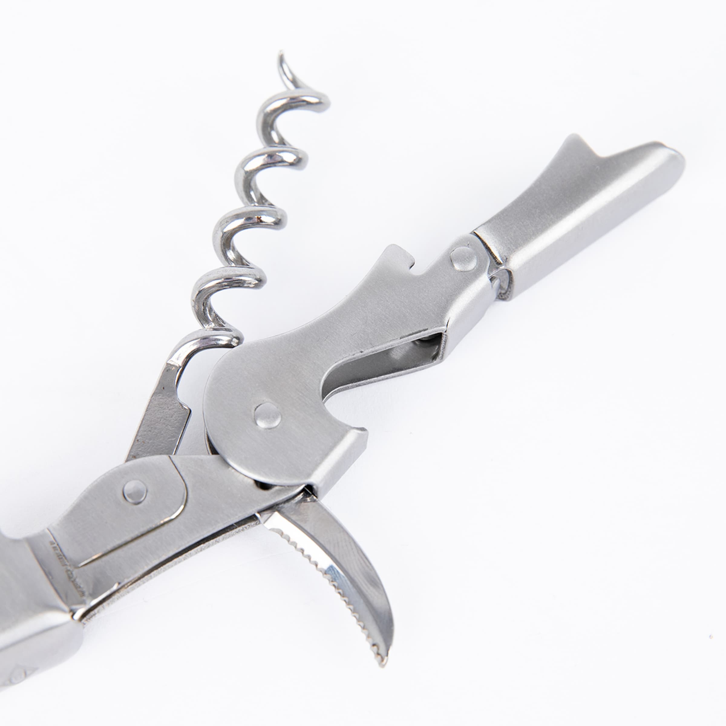 Ein silberner Korkenzieher mit einem Hebelmechanismus und einer Spirale.