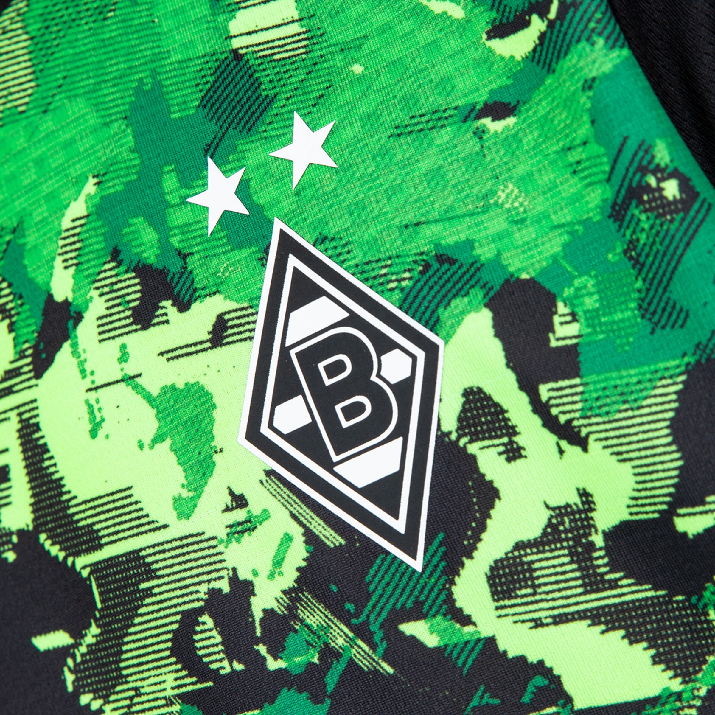 Logo von Borussia Mönchengladbach mit zwei Sternen auf grünem Musterhintergrund.
