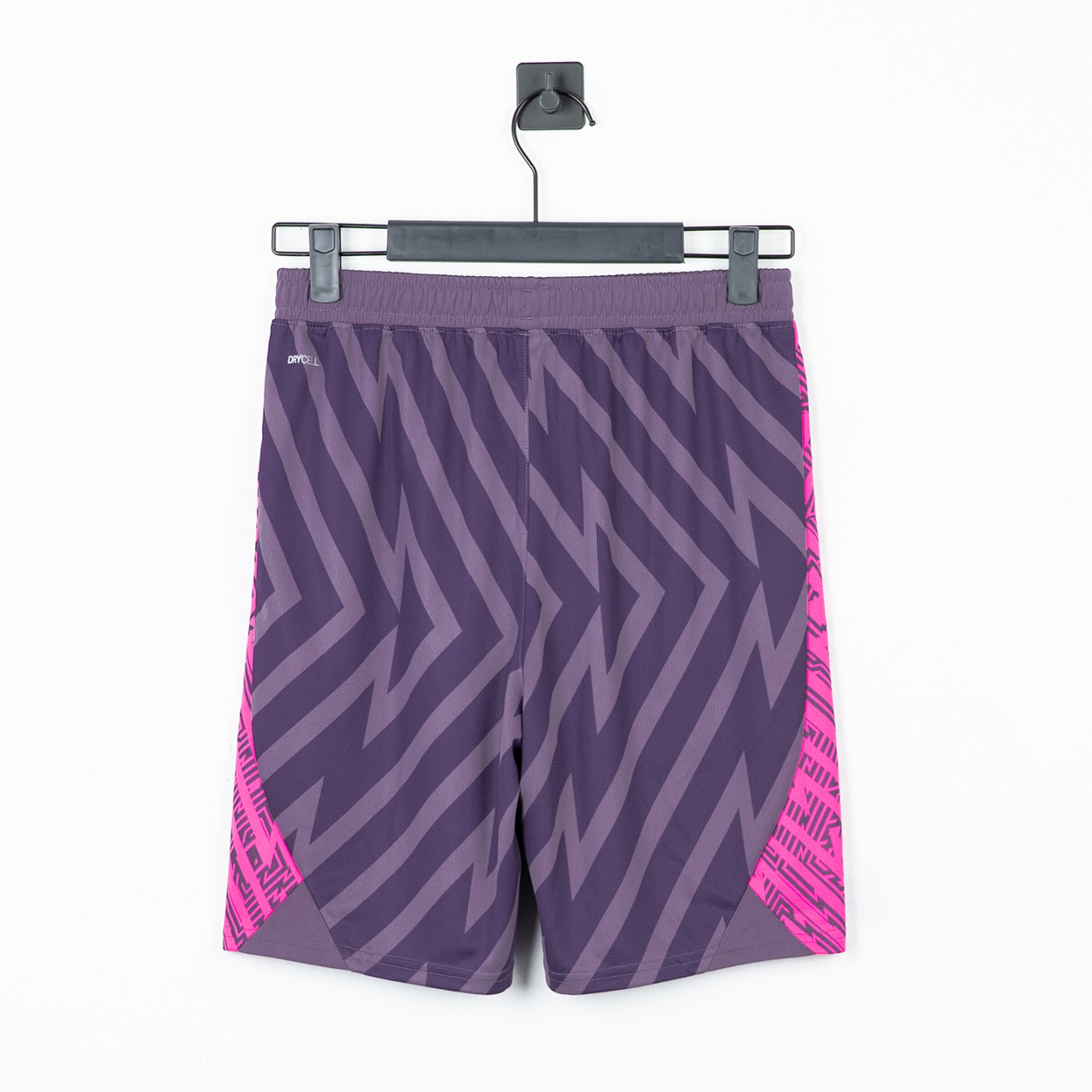 Lila Sportshorts mit pinken und grafischen Mustern.