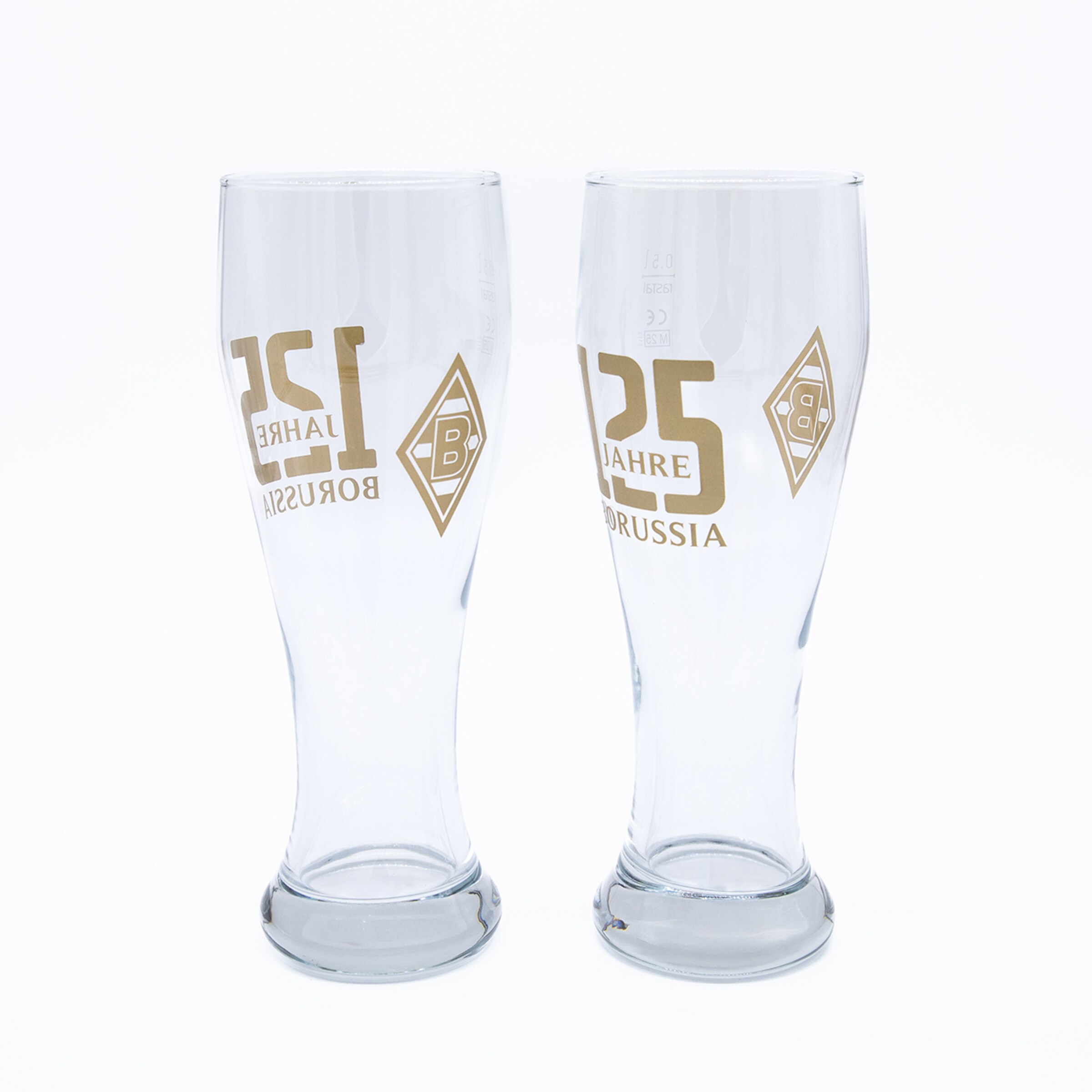 Zwei Biergläser mit goldenem Aufdruck „125 JAHRE BORUSSIA“ und dem Vereinslogo von Borussia Mönchengladbach auf weißem Hintergrund.