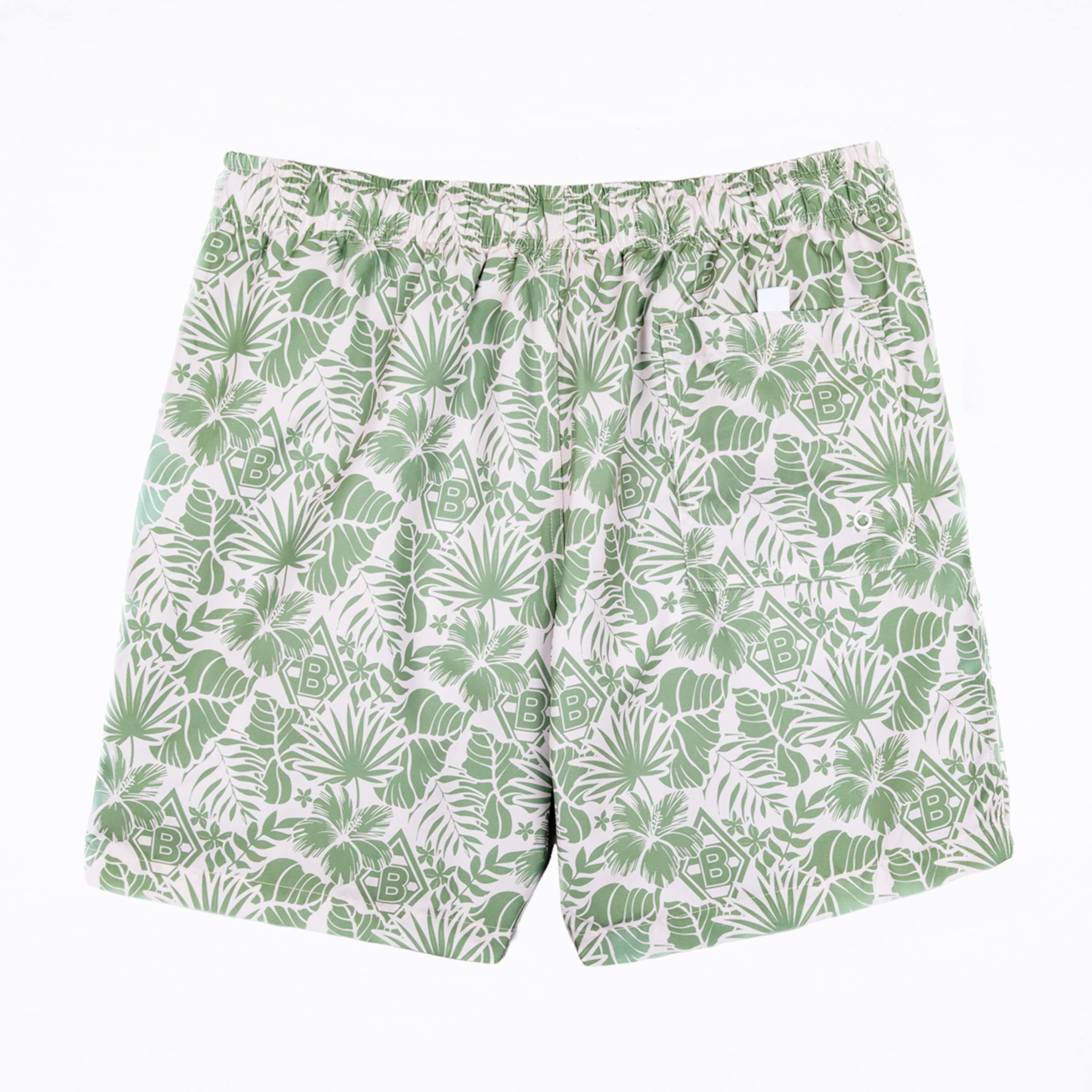 Weiße Badehose mit grünem tropischem Muster aus Blättern und Hibiskusblüten, das ein wiederkehrendes 'B'-Logo in einer Rautenform enthält. Die Shorts haben einen elastischen Bund und sind flach auf einem weißen Hintergrund dargestellt.