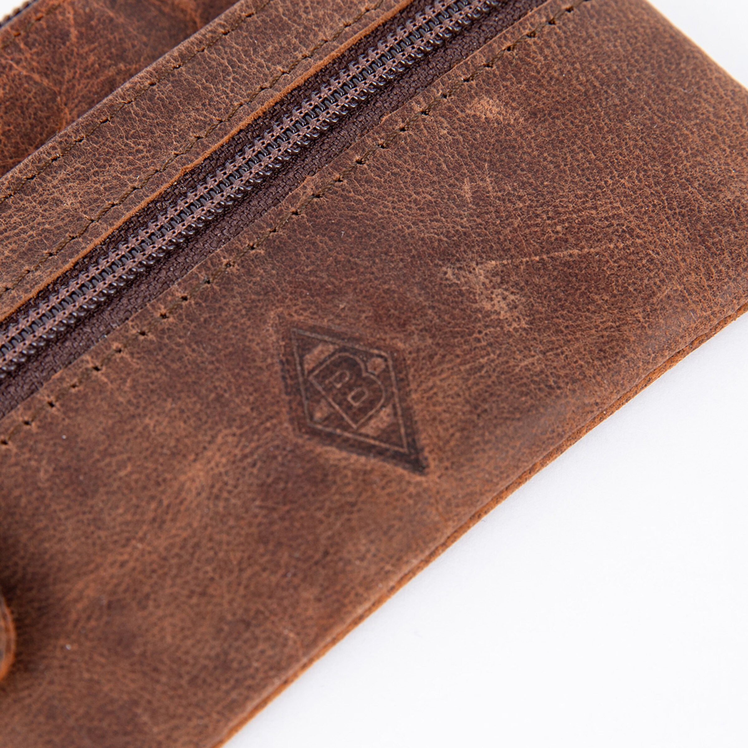 Geldbörse aus braunem Leder mit geprägtem logo von Borussia Mönchengladbach.