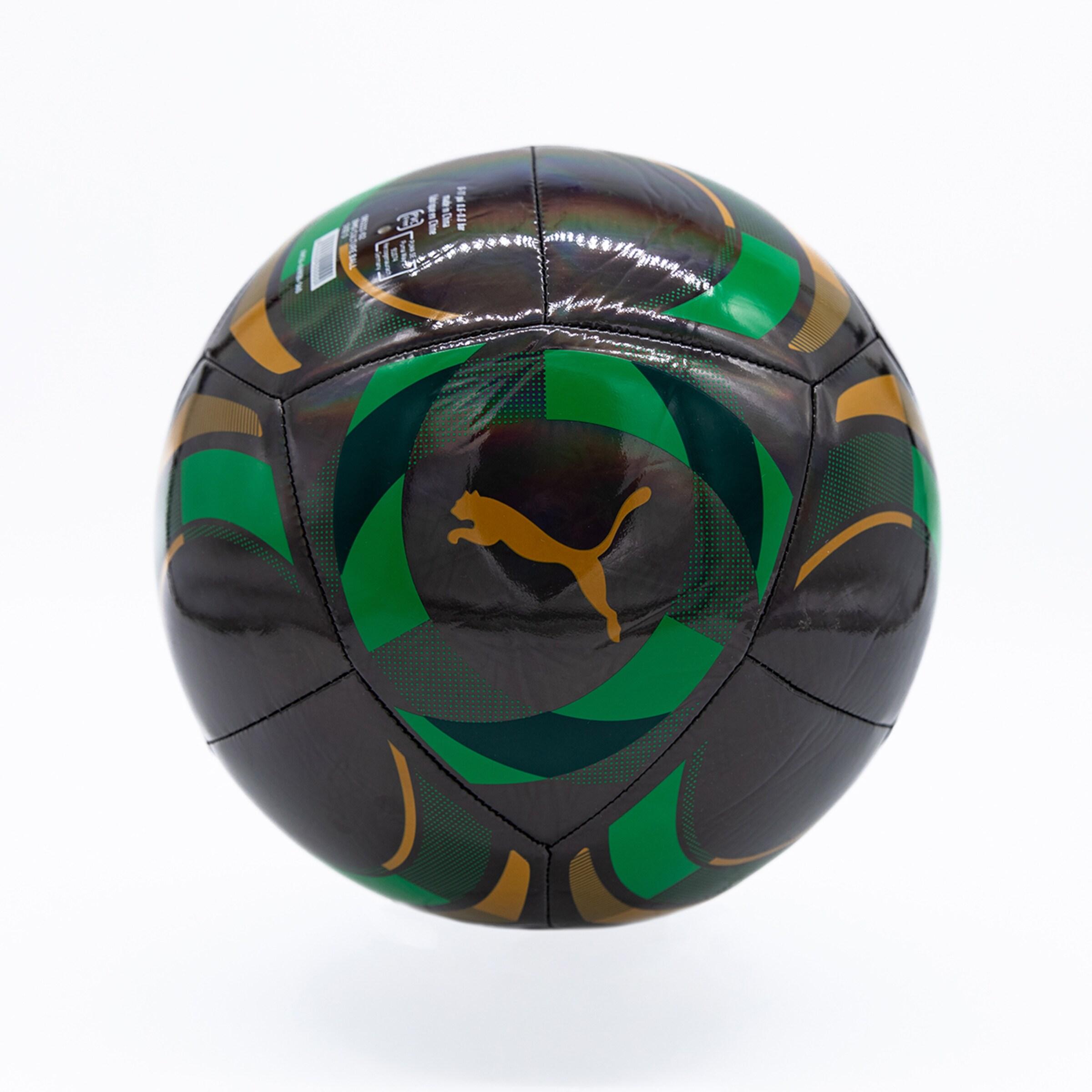 Schwarzer glänzender Puma-Fußball mit grün-goldenen Mustern und goldenem Puma-Logo in der Mitte auf weißem Hintergrund.