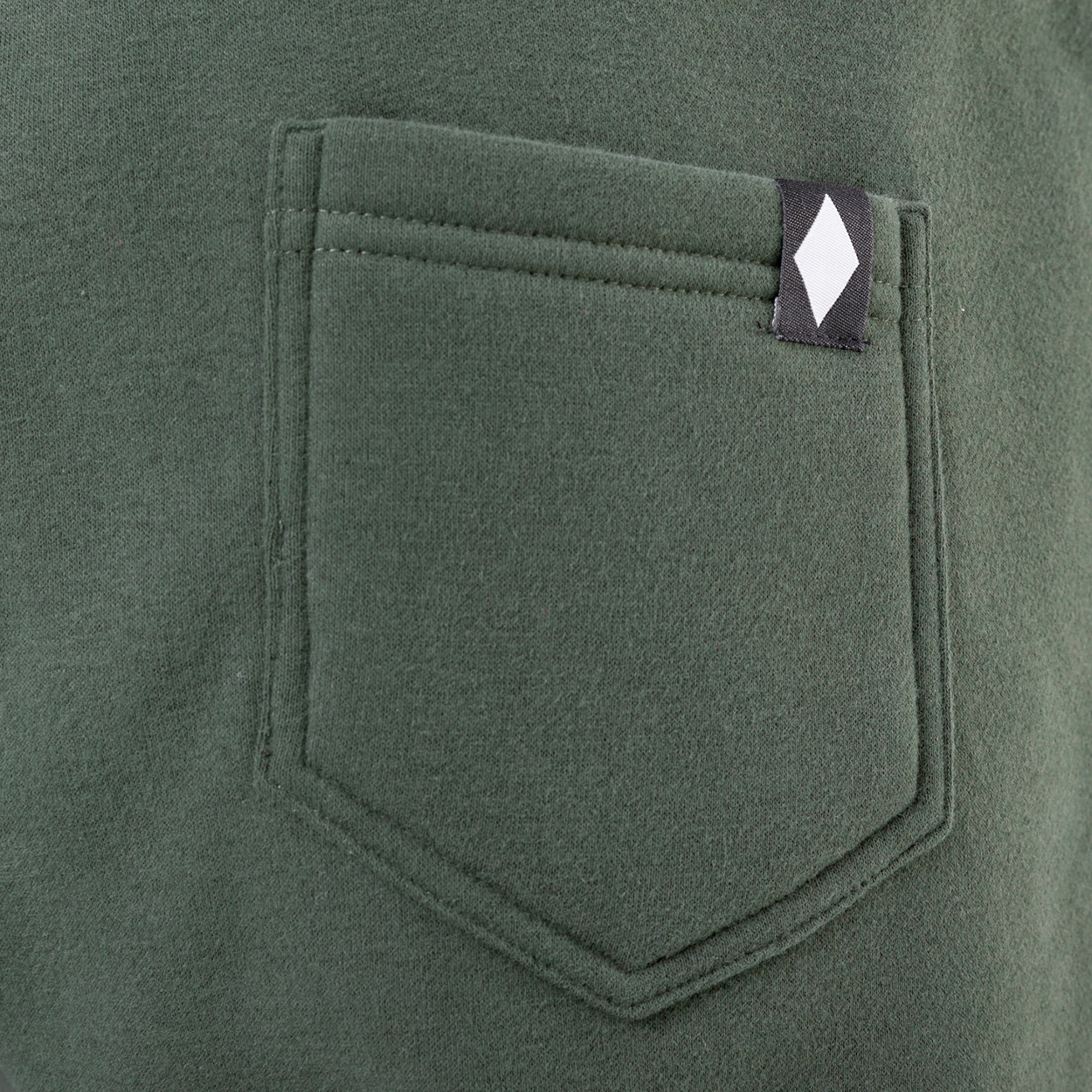 Tasche auf einem grünen Sweatshirt mit schwarzem Etikett.