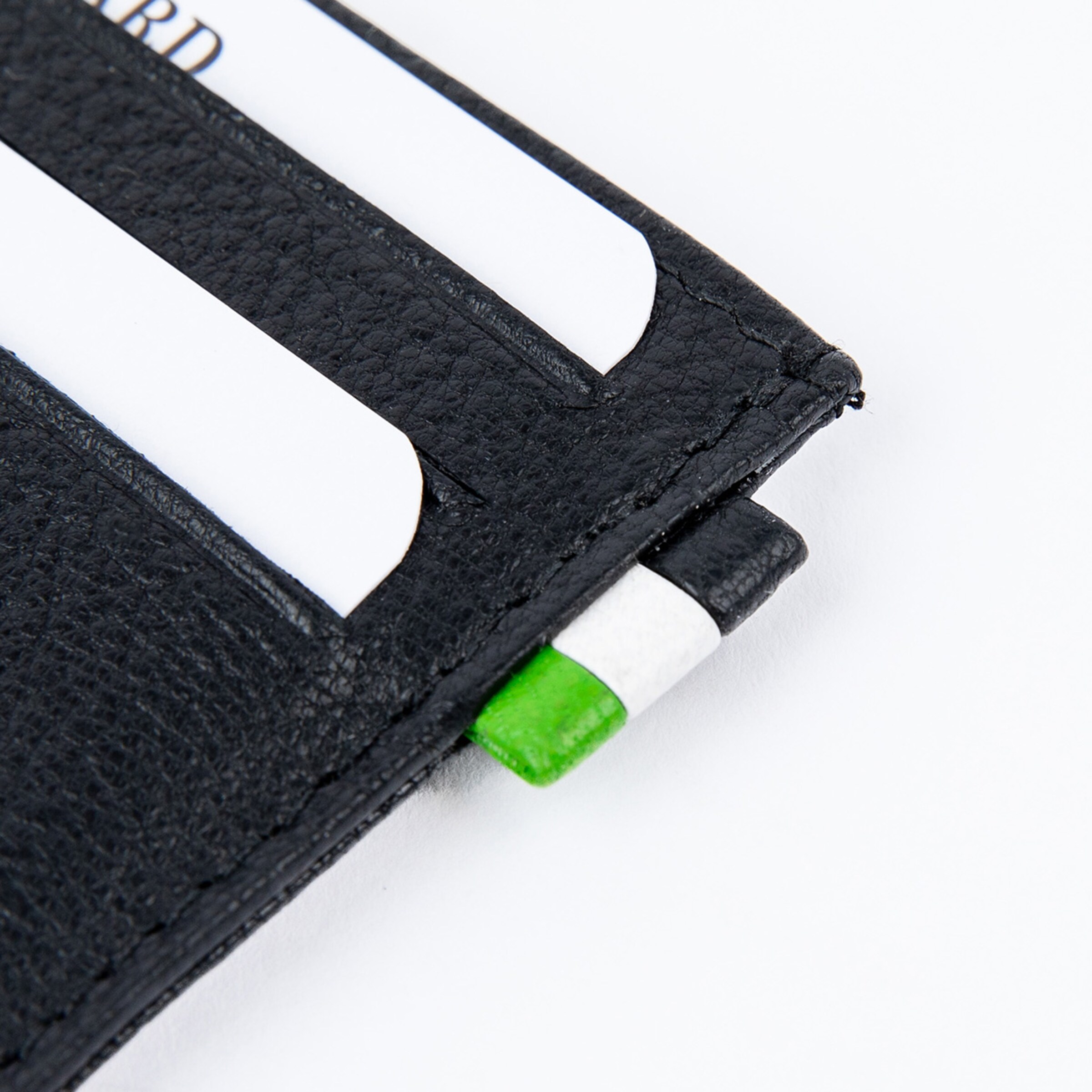 Schwarze Geldbörse mit mehreren Kreditkartenfächern.