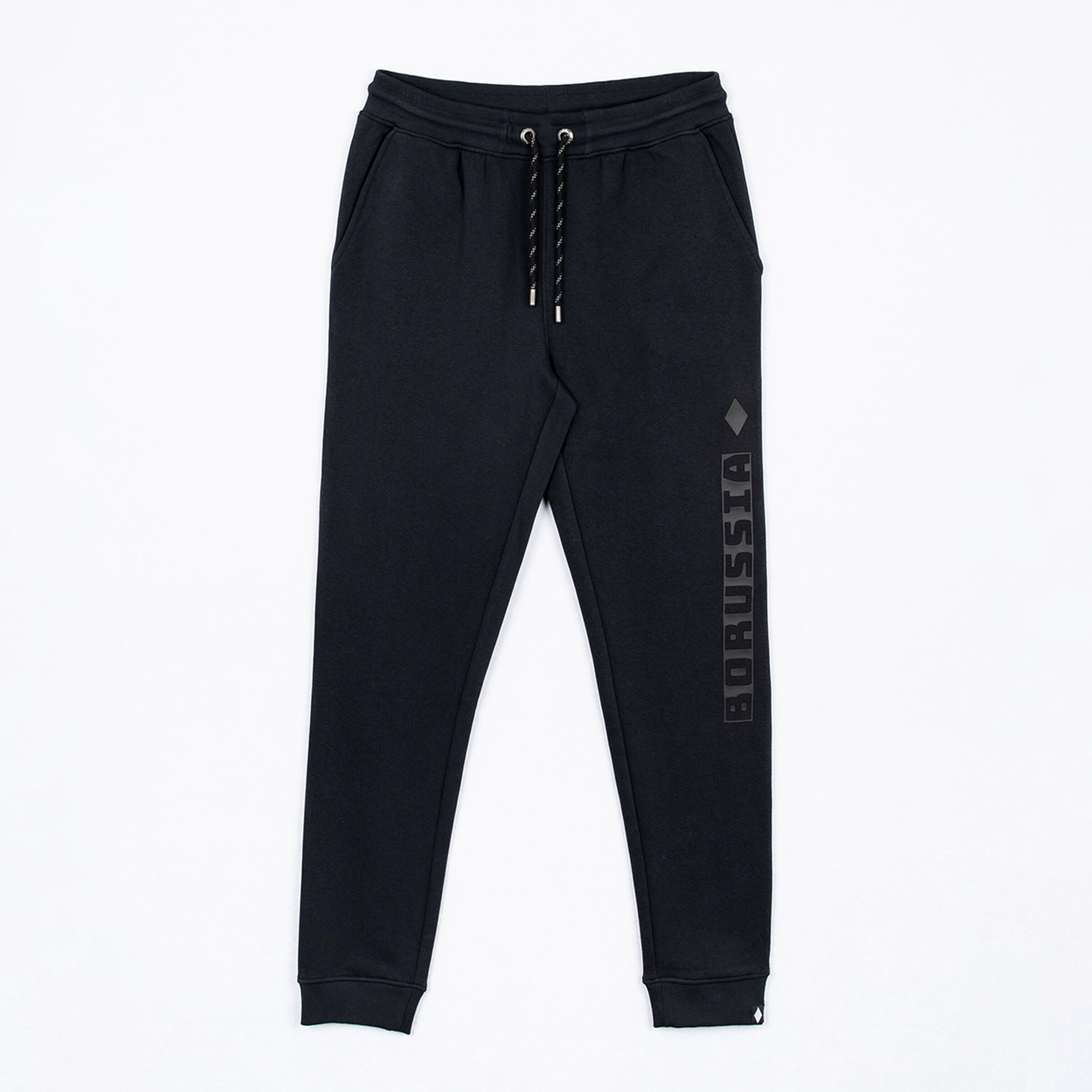 Schwarze Jogginghose mit vertikalem "BORUSSIA"-Schriftzug, elastischem Bund mit Kordelzug und Beinbündchen vor weißem Hintergrund.