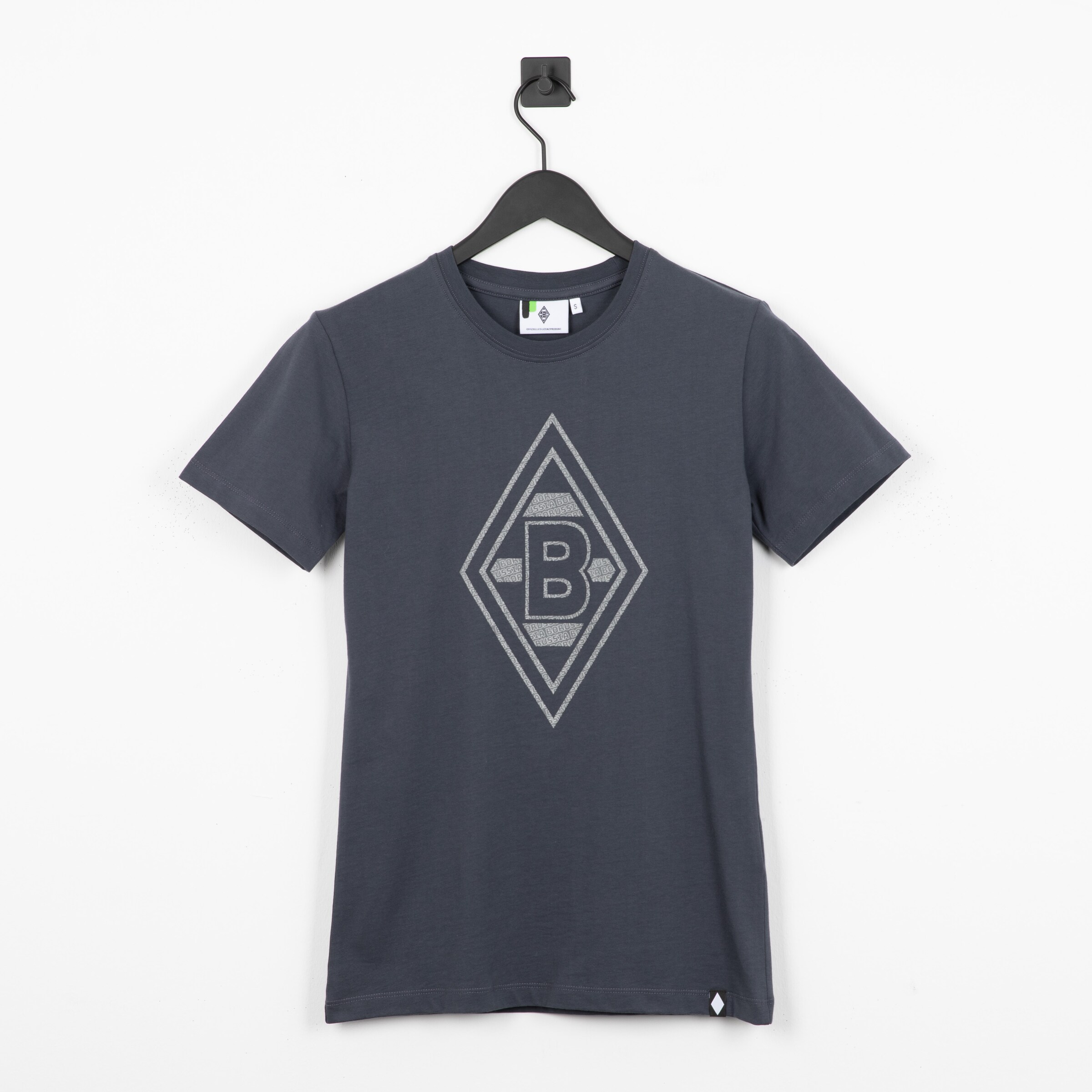 Dunkelgraues T-Shirt mit einem großen grauen B-Logo in diamantförmigem Design.